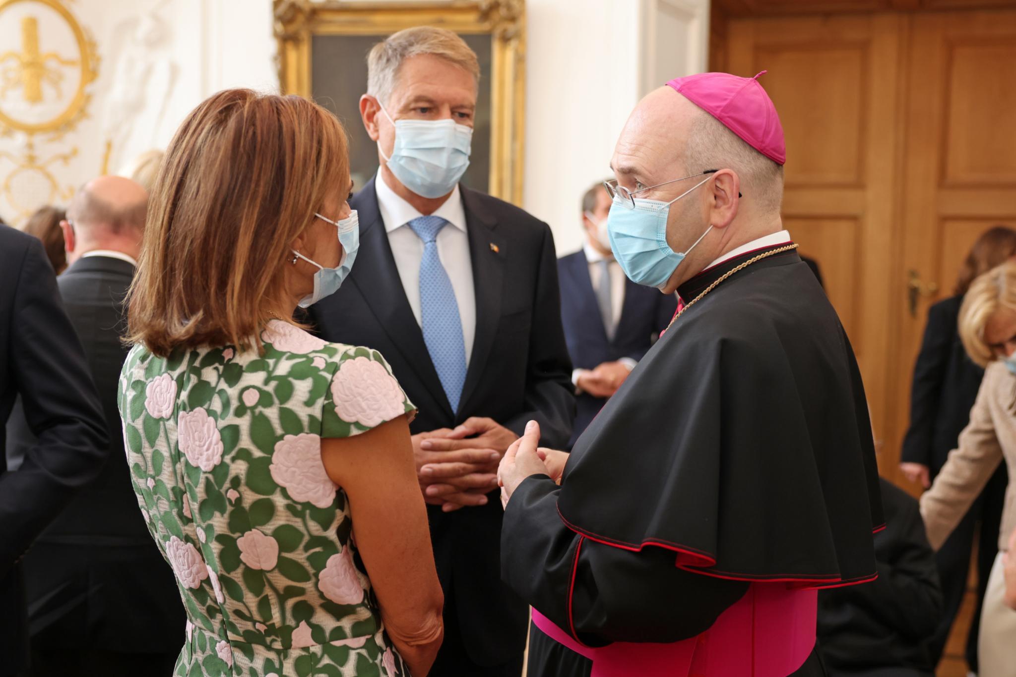 Bischof Dr. Helmut Dieser im Gespräch mit Präsident Klaus Iohannis und seiner Ehefrau Carmen