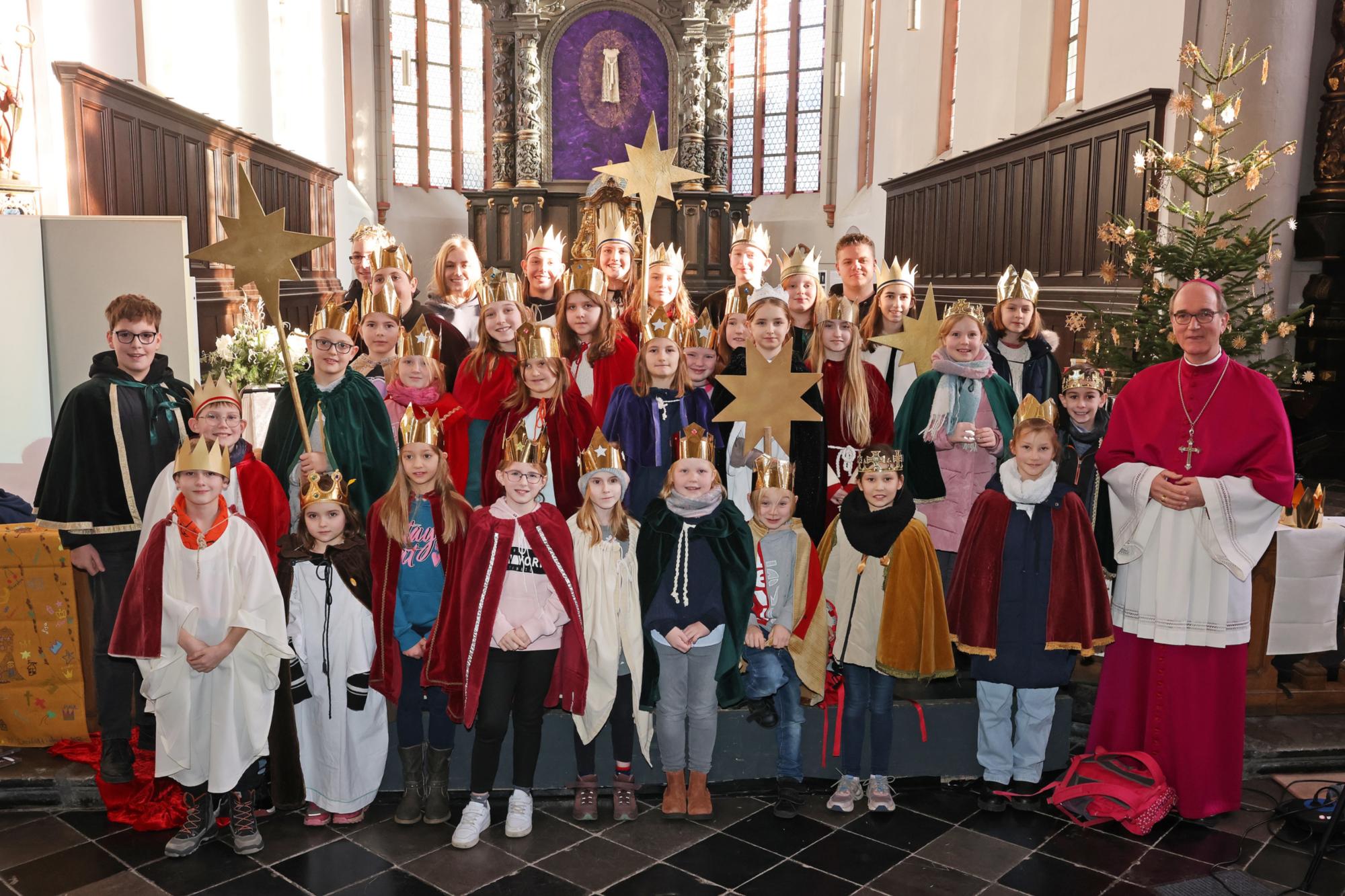 Versehen mit dem Segen ziehen die Sternsingerinnen und Sternsinger jetzt von Haus zu Haus.