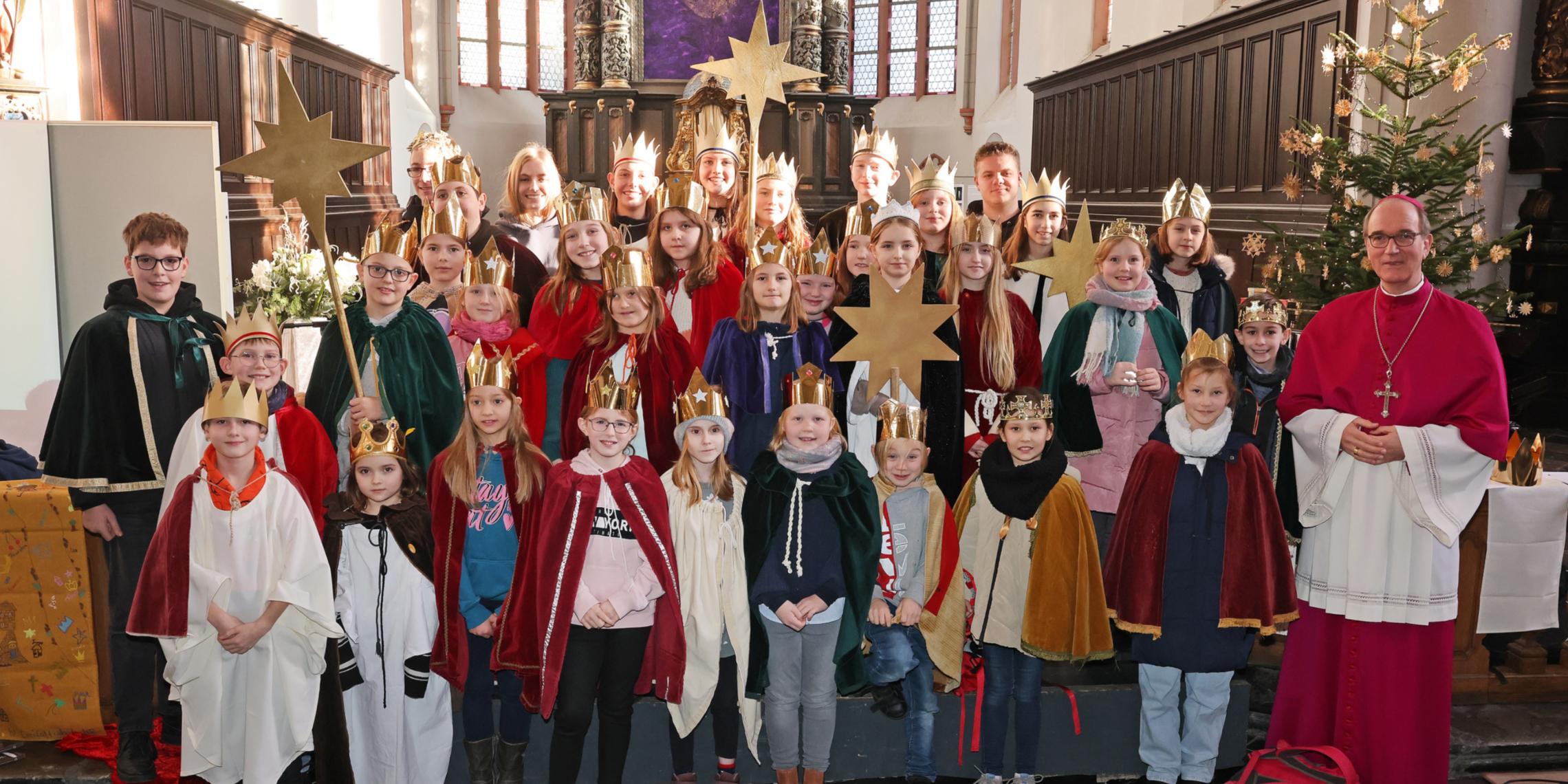Versehen mit dem Segen ziehen die Sternsingerinnen und Sternsinger jetzt von Haus zu Haus.