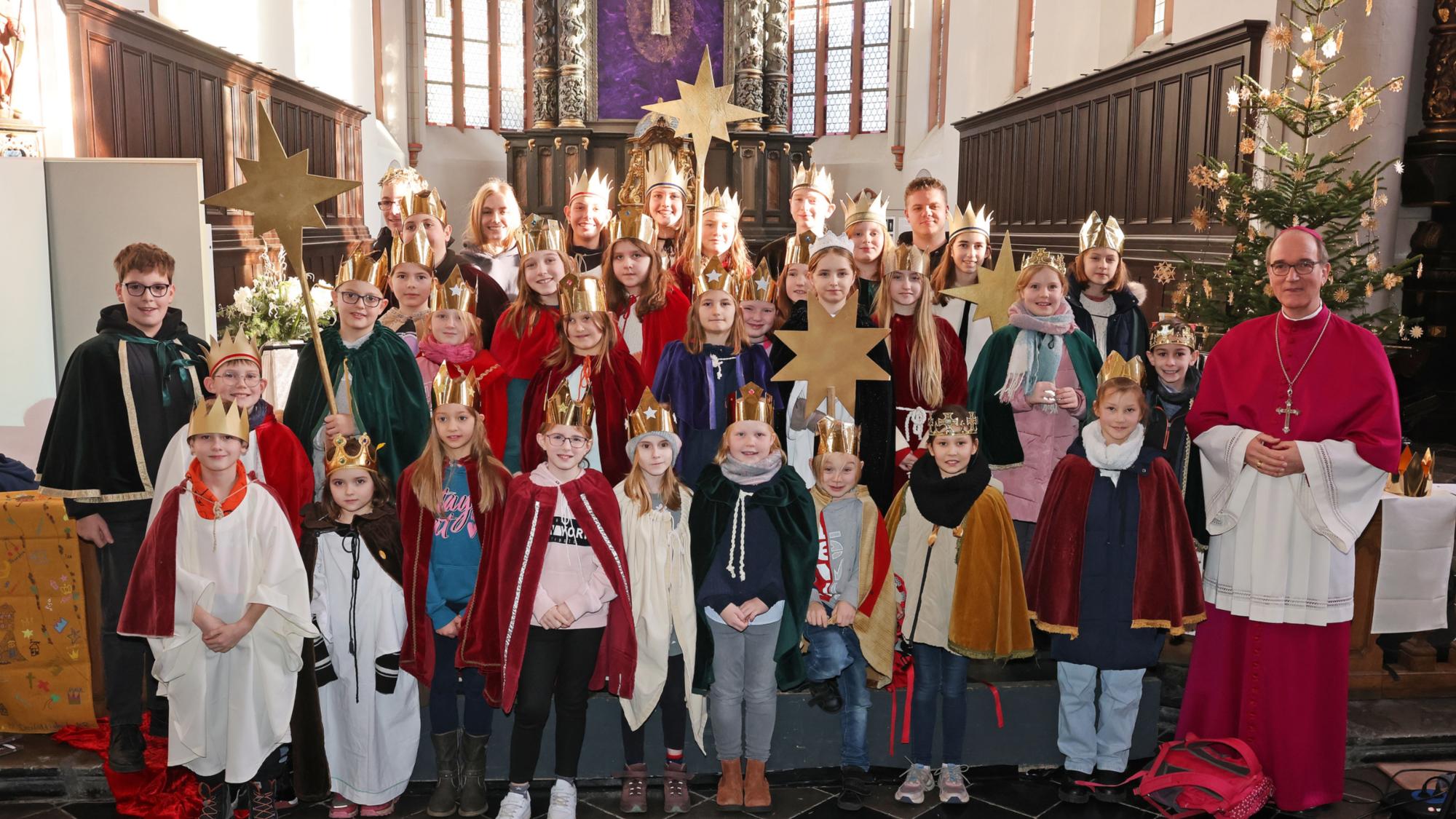 Versehen mit dem Segen ziehen die Sternsingerinnen und Sternsinger jetzt von Haus zu Haus.