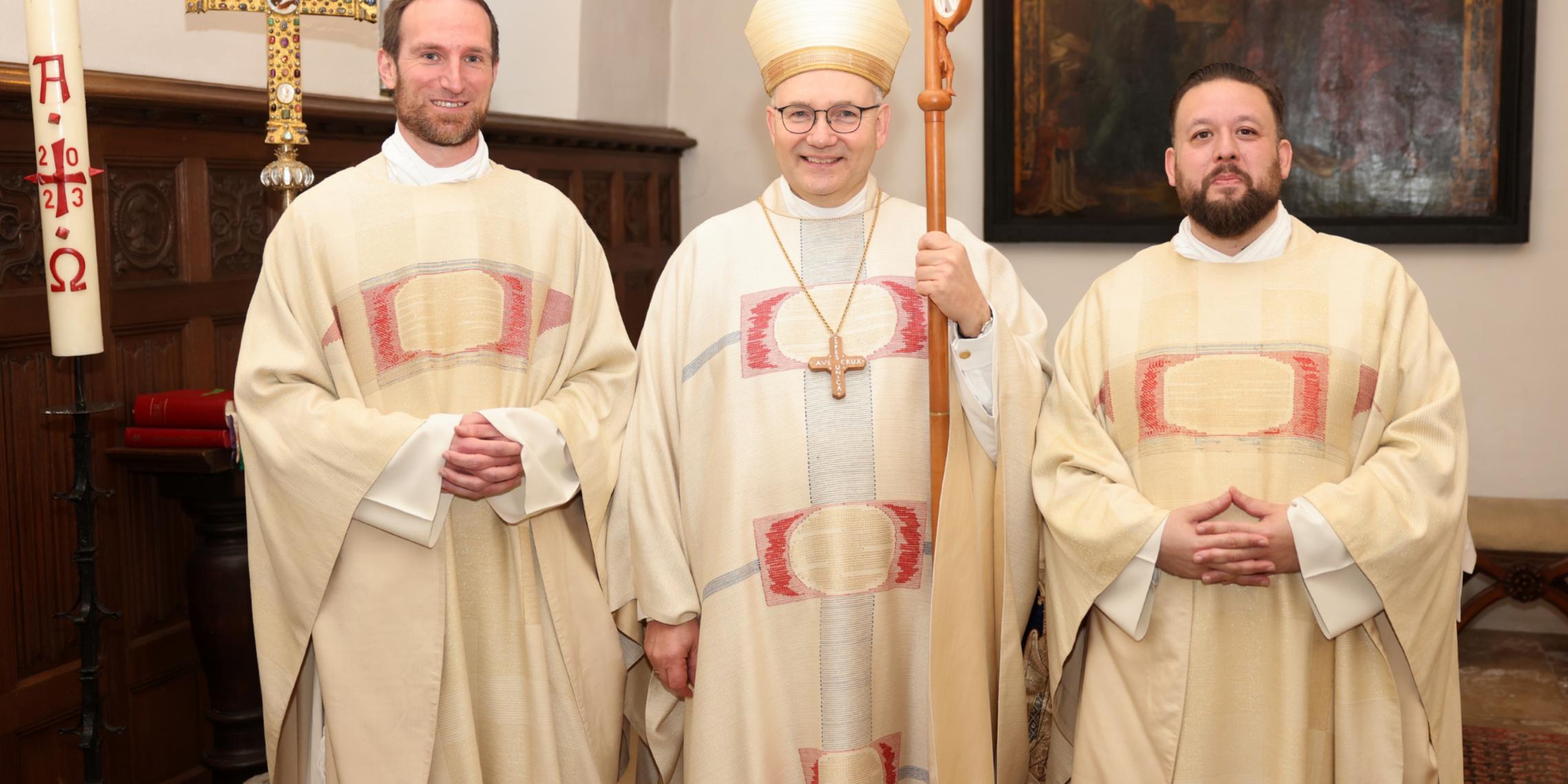 Bischof Dr. Helmut Dieser mit den Neupriestern Andreas Hahne und Marco Stephan Lennartz