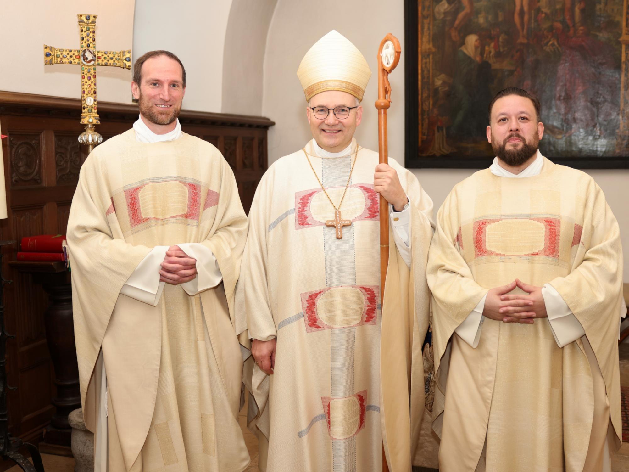 Bischof Dr. Helmut Dieser mit den Neupriestern Andreas Hahne und Marco Stephan Lennartz