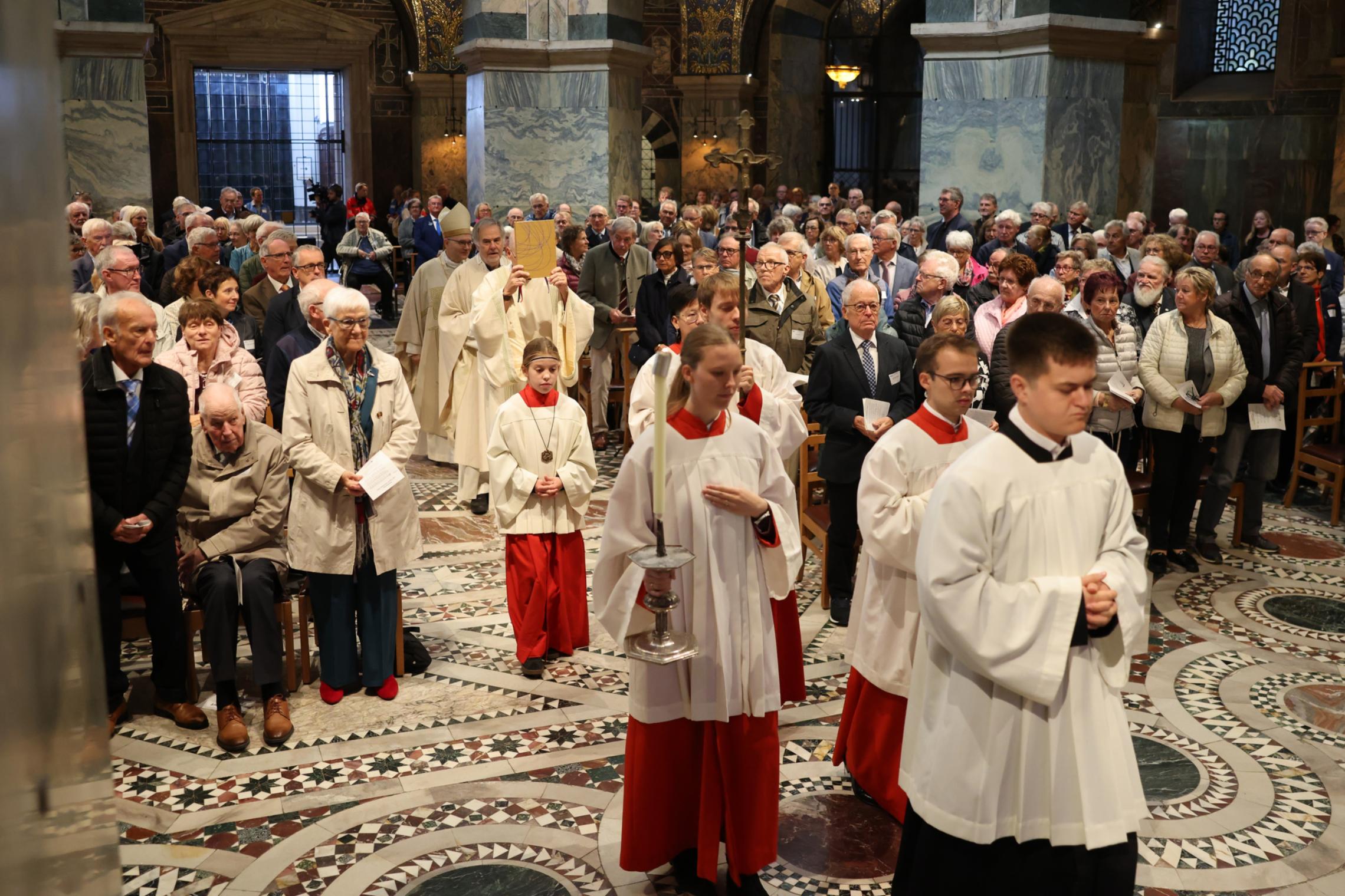 174 Paare feiern ihr Ehejubiläum im Aachener Dom.