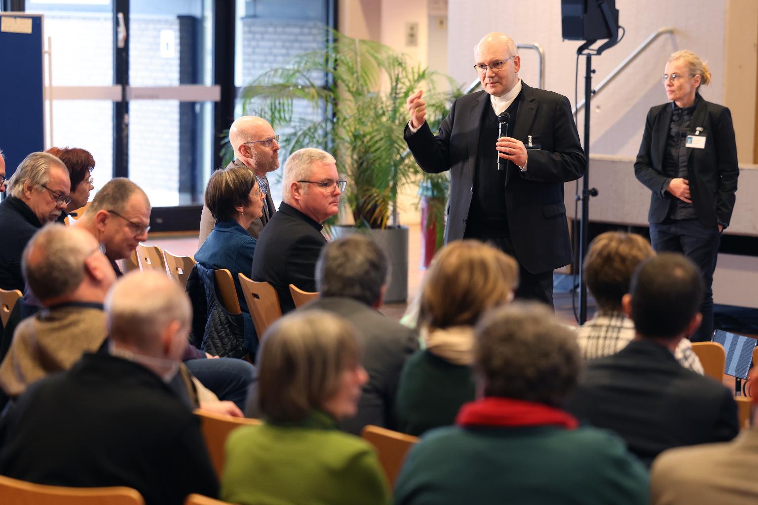 Bischof Dr. Helmut Dieser nimmt auf Synodalversammlung Stellung. (c) BIstum Aachen