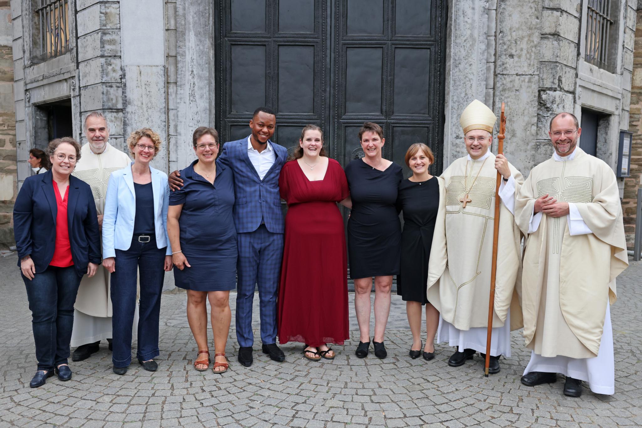 (v.l.) Heike Sorgenfrey, Referentin für die Berufseinführung des pastoralen Personals, Dompropst Rolf-Peter Cremer, Sabine Kock, Leiterin des Fachbereichs Ausbildung und Berufseinführung, Melanie Thelen, Pierre-Willy Ngeyitala, Corinna Zens, Birgit Grömping, Karin Witting, Bischof Dr. Helmut Dieser, Generalvikar Dr. Andreas Frick