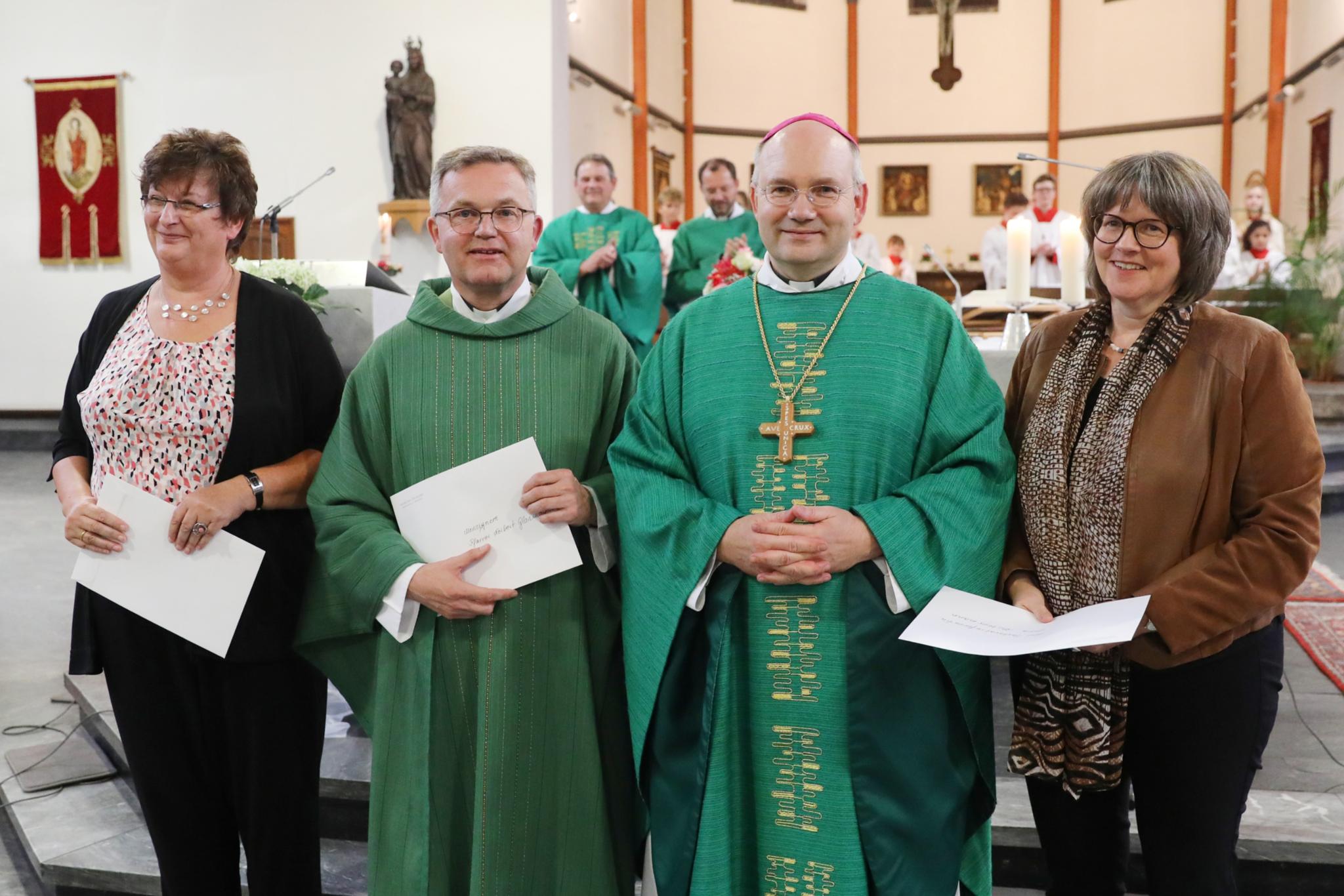 Bischof Dr. Helmut Dieser überreichte dem Regionalteam die Urkunden zur Beauftragung. Das Regionalteam besteht aus Regionalvikar Monsignore Norbert Glasmacher (Leiter der Gemeinschaft der Gemeinden St. Franziskus Düren-Nord), Pastoralreferentin Maria Buttermann (Gemeinschaft der Gemeinden St. Franziskus Düren-Nord) sowie der ehrenamtlichen Mitarbeiterin Gudrun Zentis (Gemeinschaft der Gemeinden Heimbach-Nideggen).