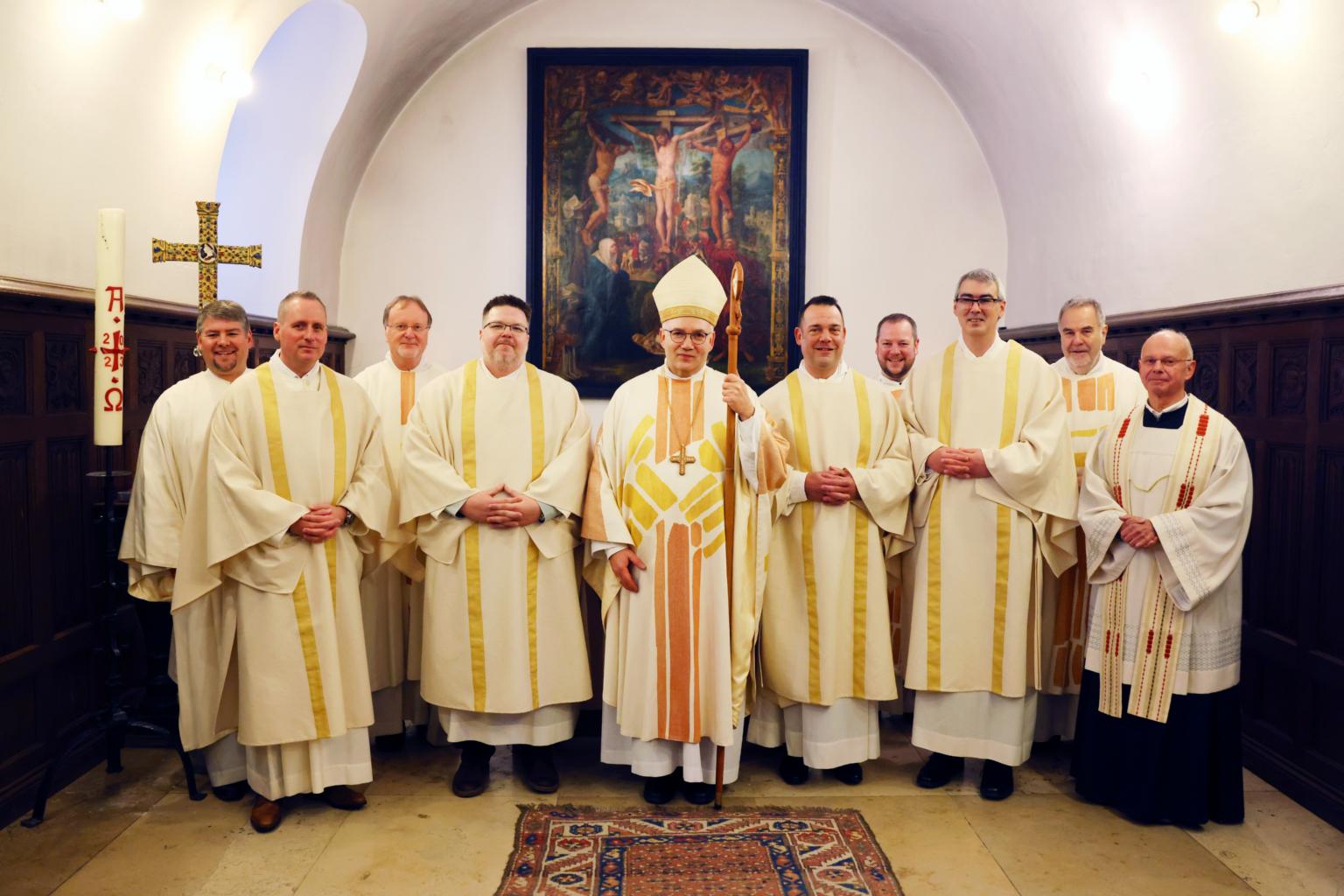 Die neuen Diakone mit Bischof Dr. Helmut Dieser (c) Andreas Steindl