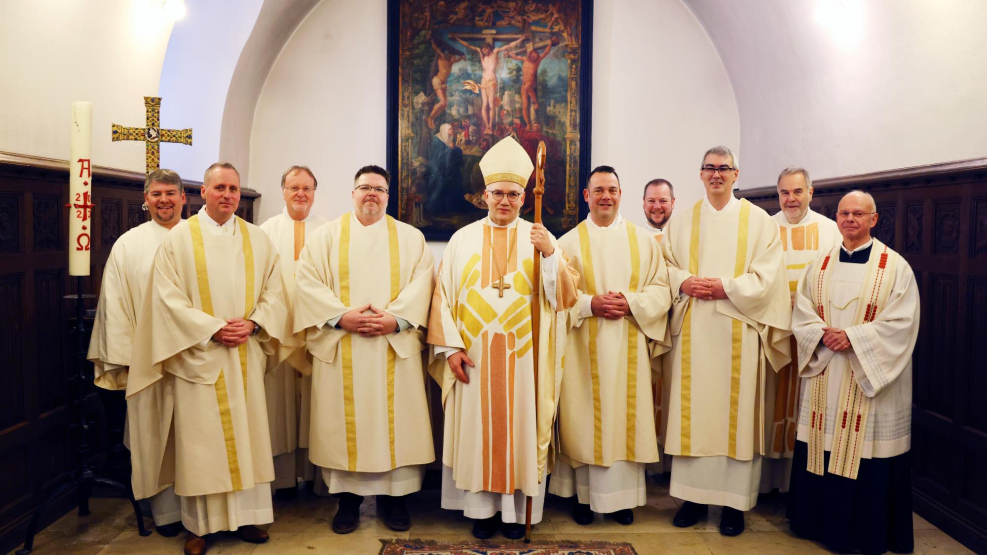 Die neuen Diakone mit Bischof Dr. Helmut Dieser