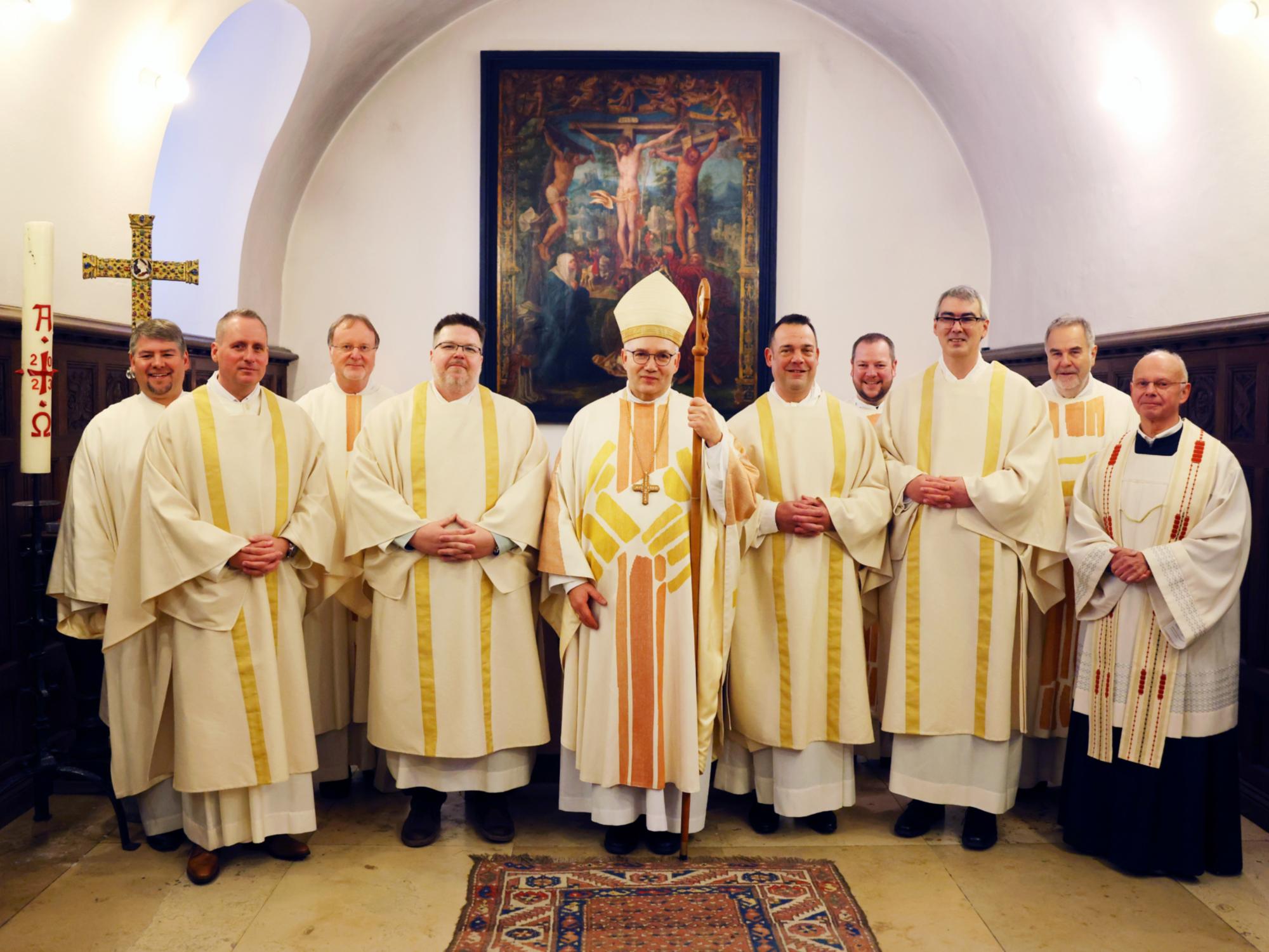 Die neuen Diakone mit Bischof Dr. Helmut Dieser (c) Andreas Steindl