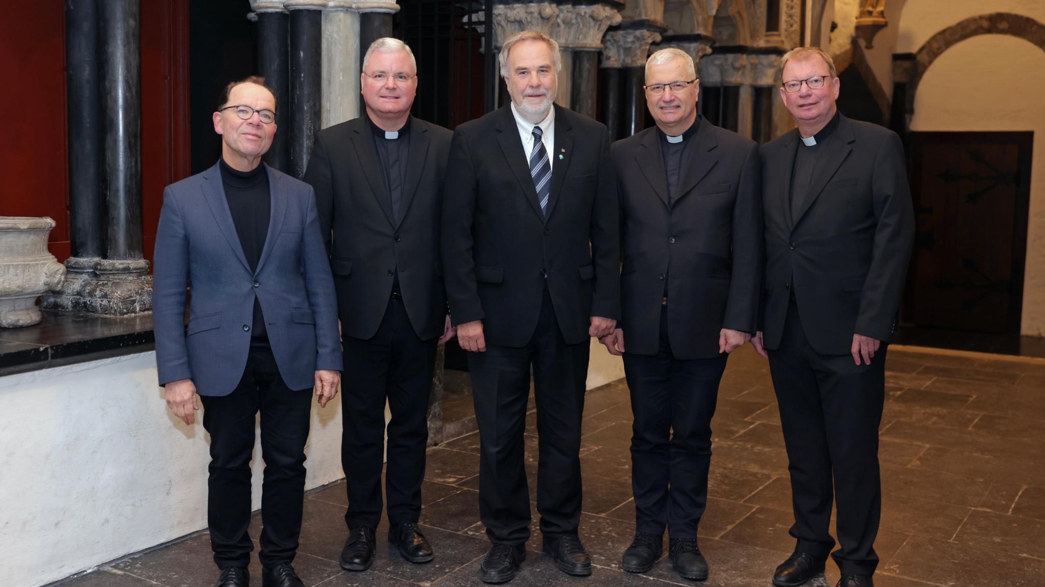 Auf dem Foto (Domkapitel Aachen / Andreas Steindl) sehen Sie von links nach rechts:  Pfarrer Timotheus Eller, Generalvikar Jan Nienkerke, Dompropst Rolf-Peter Cremer, Pfarrer Hannokarl Weishaupt und Msgr. Dr. Stefan Dückers.