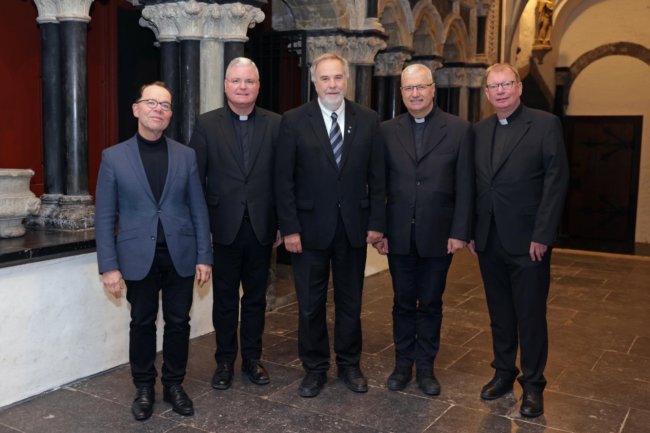 Auf dem Foto (Domkapitel Aachen / Andreas Steindl) sehen Sie von links nach rechts: Pfarrer Timotheus Eller, Generalvikar Jan Nienkerke, Dompropst Rolf-Peter Cremer, Pfarrer Hannokarl Weishaupt und Msgr. Dr. Stefan Dückers.