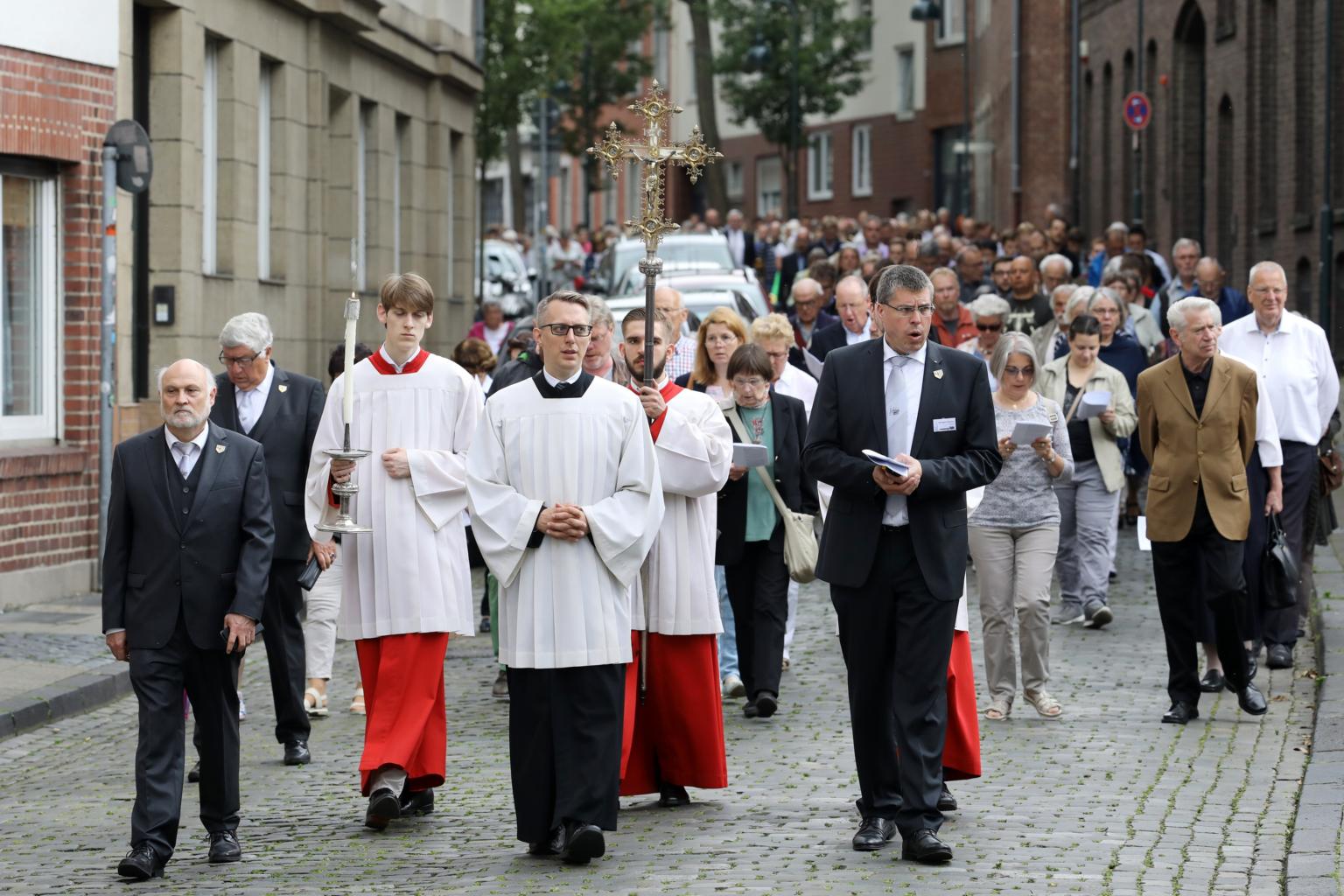Im Anschluss an den Gottesdienst zogen die Gläubigen in einer Prozession in den Aachener Dom. (c) Bistum Aachen / Andreas Steindl