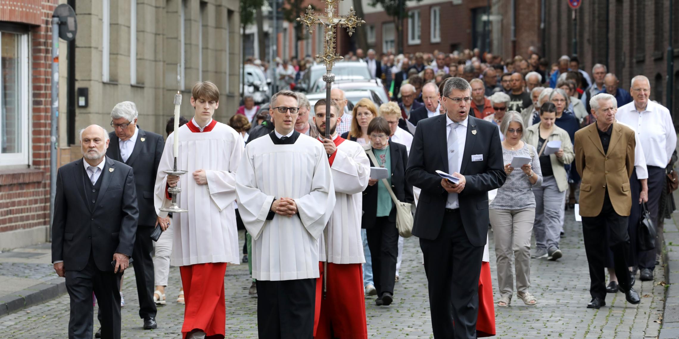 Im Anschluss an den Gottesdienst zogen die Gläubigen in einer Prozession in den Aachener Dom.
