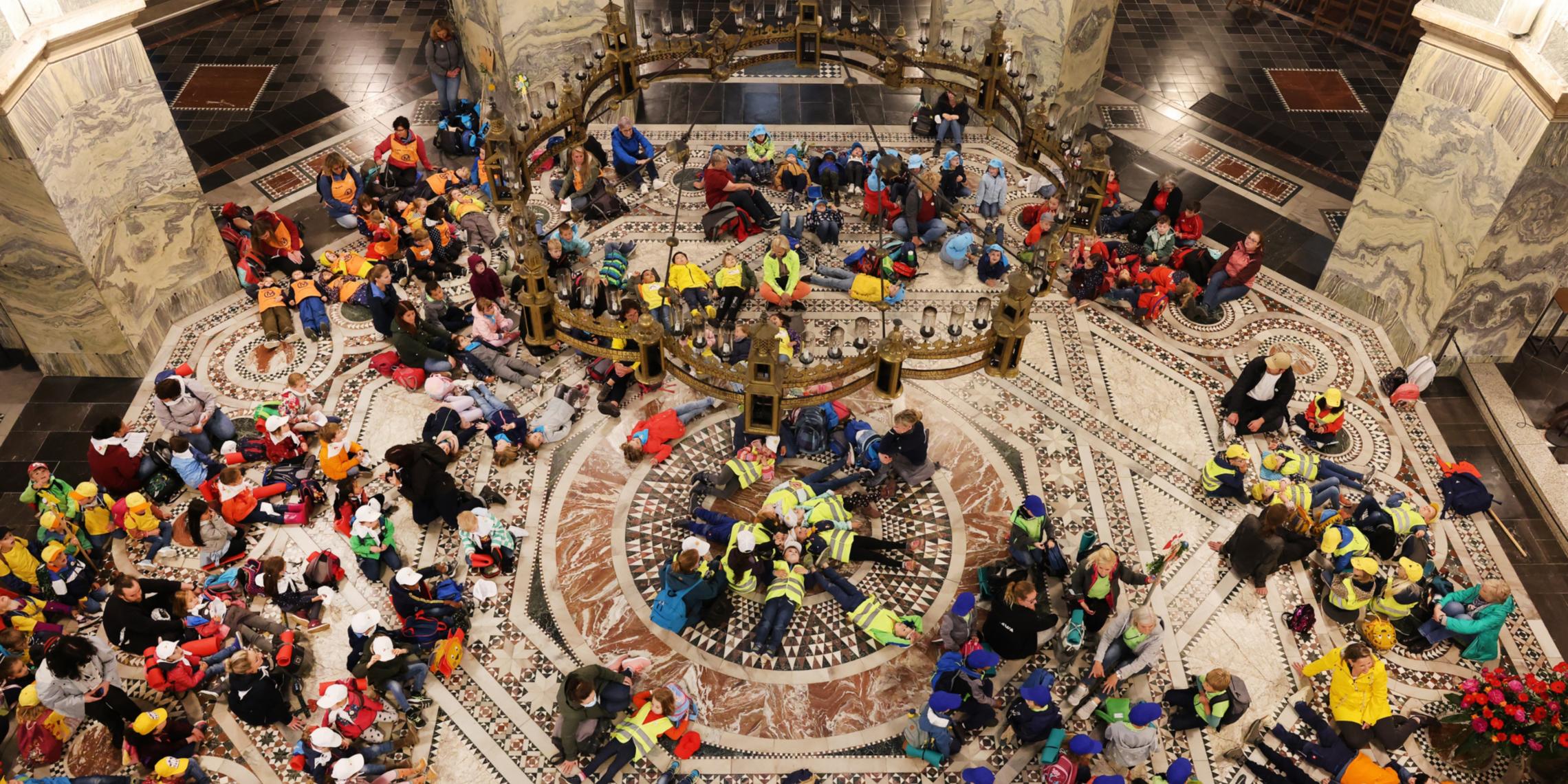 1.600 Vorschulkinder aus katholischen Kindertagesstätten aus dem gesamten Bistum Aachen sind in die Kaiserstadt gepilgert.