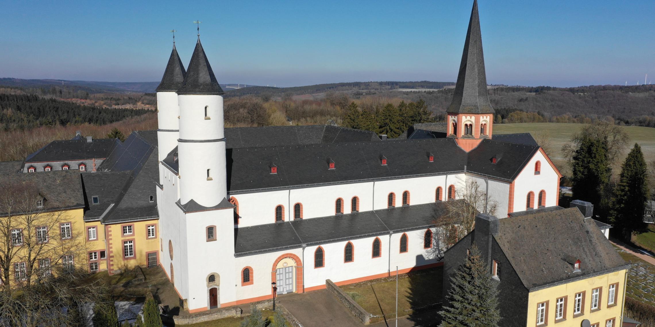 Drohnenaufnahme des Klosters Steinfeld in der Eifel