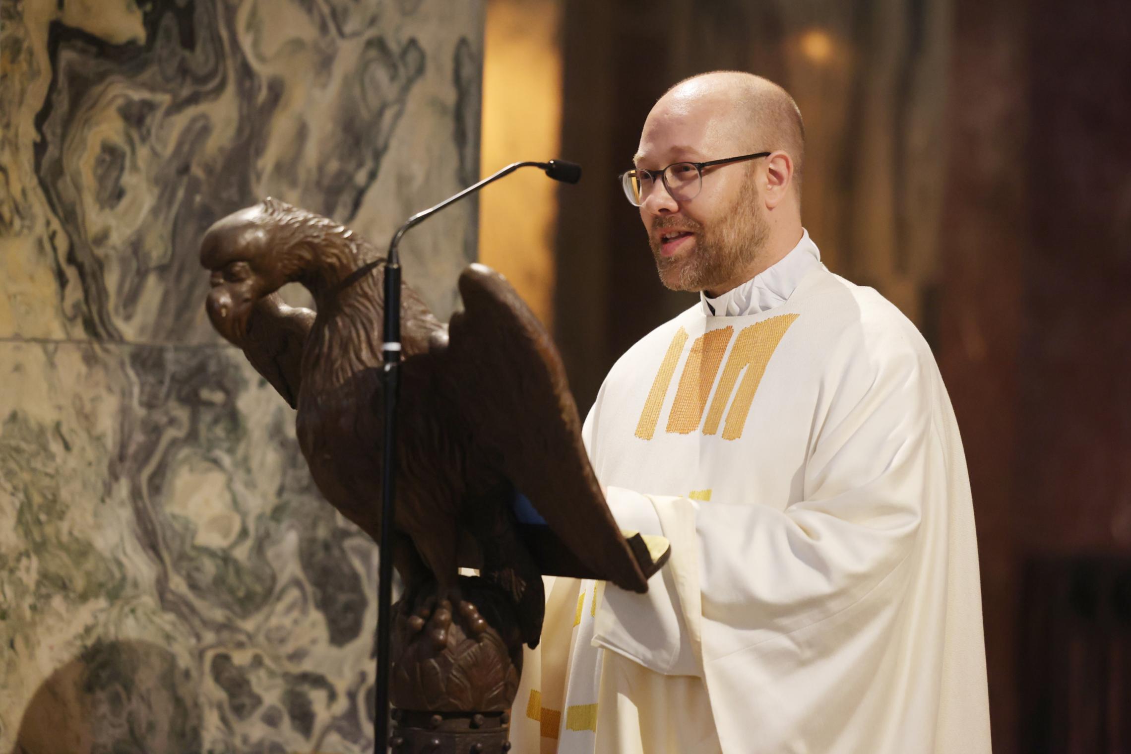 Neu-Priester René Streitenbürger freut sich darüber, Priester zu sein