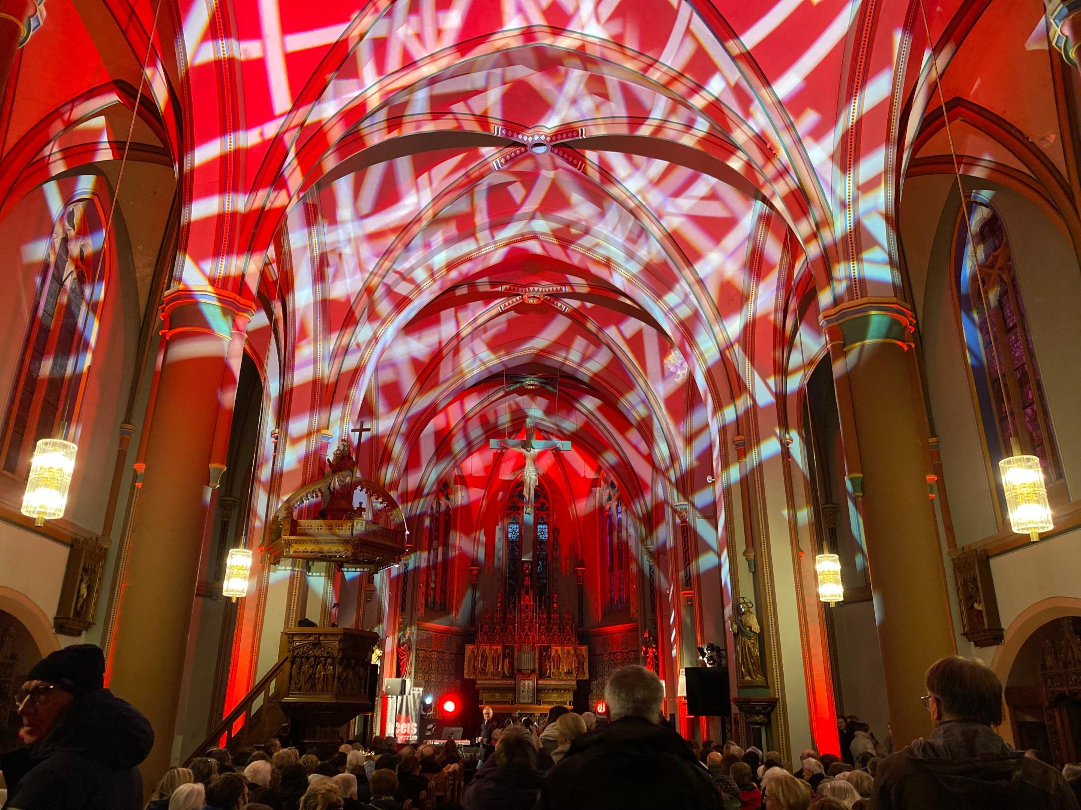 Im Advent erwacht die Kirche Heilig Kreuz in Alt-Keyenberg für einen Abend zu neuem Leben. Seit zwei Jahren findet in dem Gotteshaus ein Adventskonzert statt, bei dem das Publikum auch mitsingen kann.