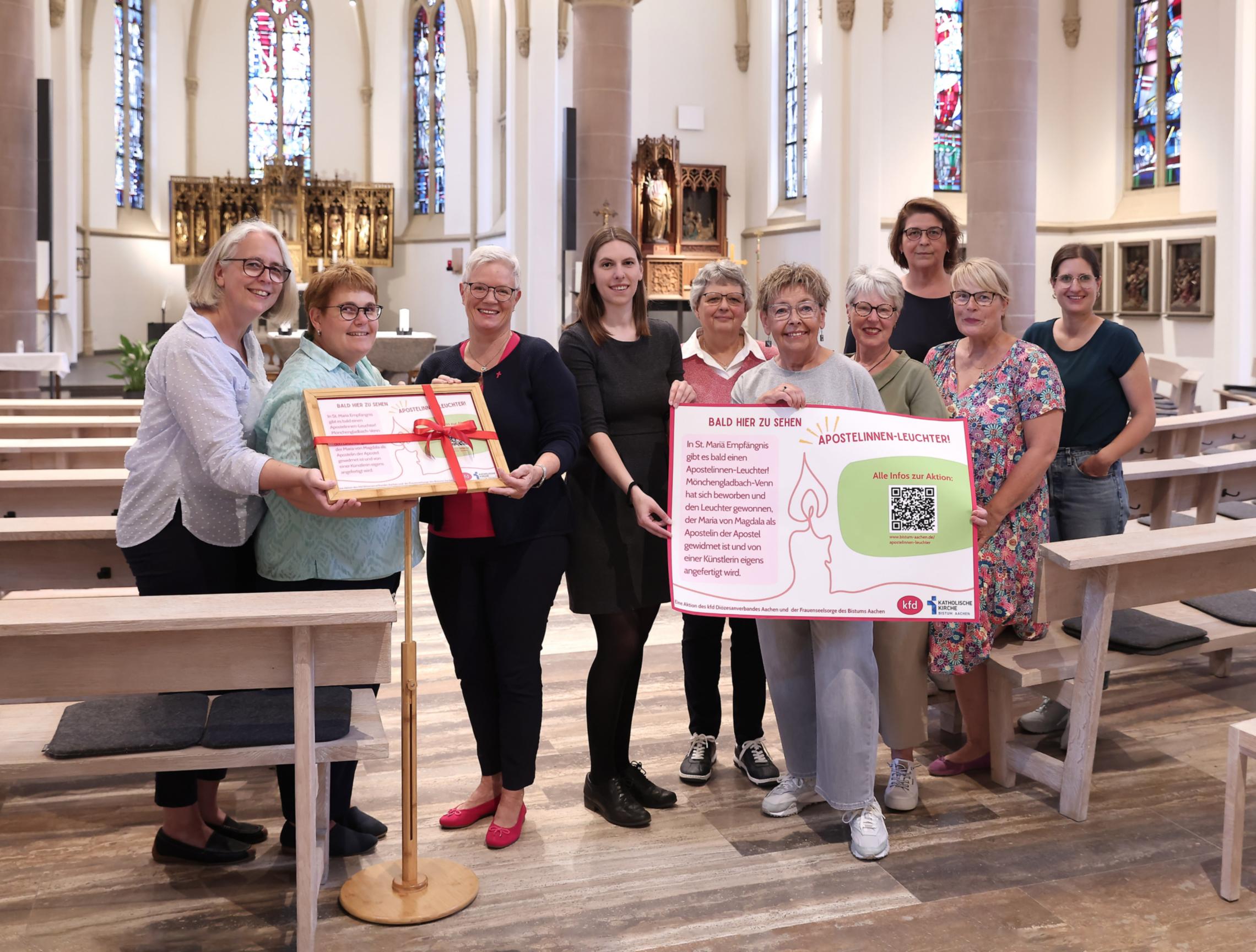 Freuen sich, dass es in St. Maria Empfängnis Venn bald einen Apostelinnenleuchter gibt: (v.l.) Gemeindereferentin Manuela Thies-Diekamp, Praktikantin Astrid Köhler, Gabriele Vogt (kfd Leitungsteam, KlarText, Frauentreff), Madeleine Helbig-Londo (Frauenseelsorge im Bistum Aachen), Angela Hillekamp (kfd Leitungsteam), Inge von Wirth (KlarText, Frauentreff), Elke Aretz (kfd Leitungsteam, KlarText), Carmen Küster (KlarText, Frauentreff), Heike Scholten (KlarText, Frauentreff), Yasmin Raimundo (Geistliche Leitung des kfd Diözesanverbandes Aachen).