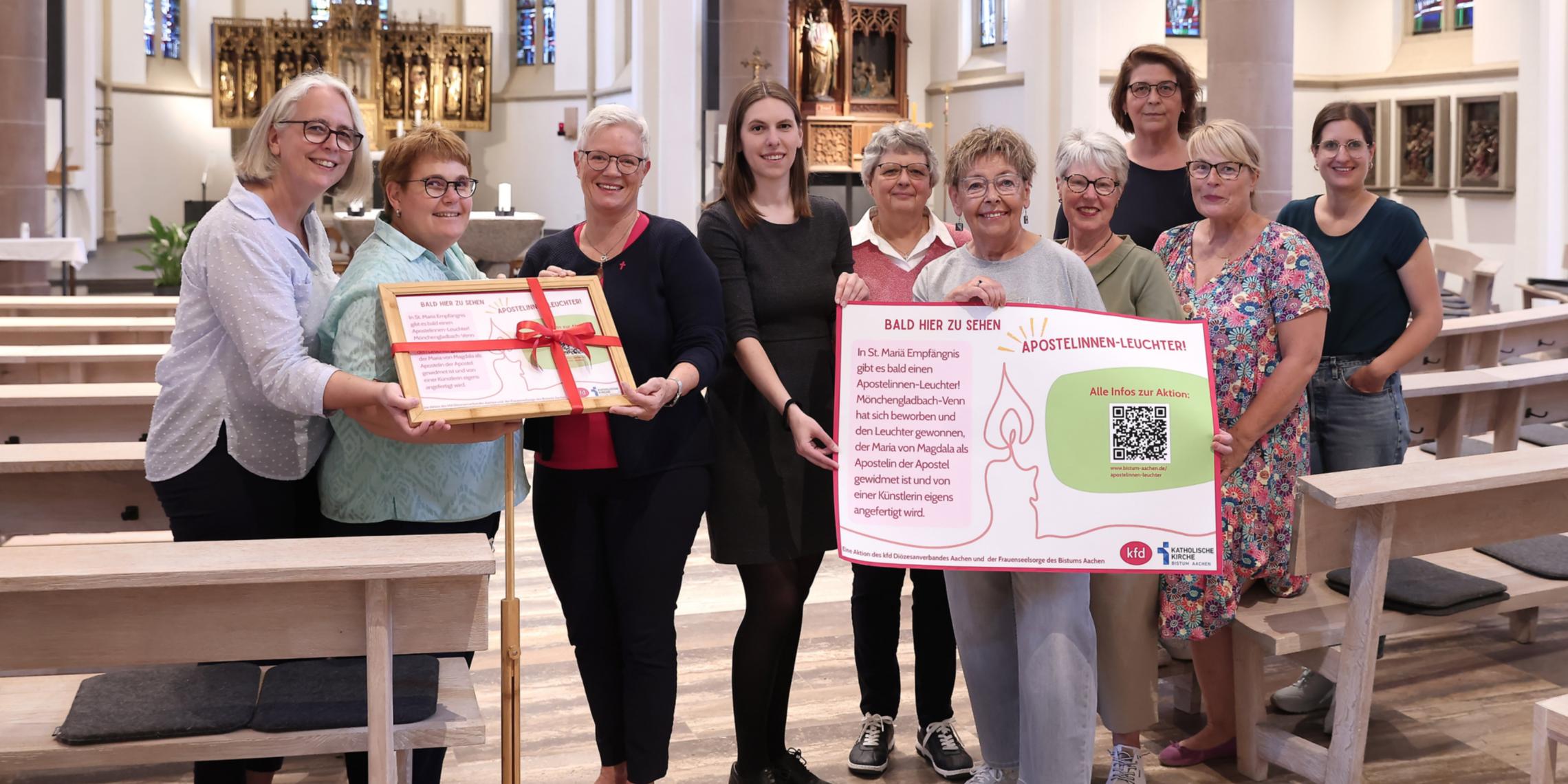Freuen sich, dass es in St. Maria Empfängnis Venn bald einen Apostelinnenleuchter gibt: (v.l.) Gemeindereferentin Manuela Thies-Diekamp, Praktikantin Astrid Köhler, Gabriele Vogt (kfd Leitungsteam, KlarText, Frauentreff), Madeleine Helbig-Londo (Frauenseelsorge im Bistum Aachen), Angela Hillekamp (kfd Leitungsteam), Inge von Wirth (KlarText, Frauentreff), Elke Aretz (kfd Leitungsteam, KlarText), Carmen Küster (KlarText, Frauentreff), Heike Scholten (KlarText, Frauentreff), Yasmin Raimundo (Geistliche Leitung des kfd Diözesanverbandes Aachen).