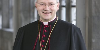 Bischof Dr. Helmut Dieser im Kreuzgang