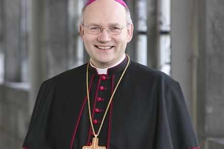 Bischof Dr. Helmut Dieser im Kreuzgang