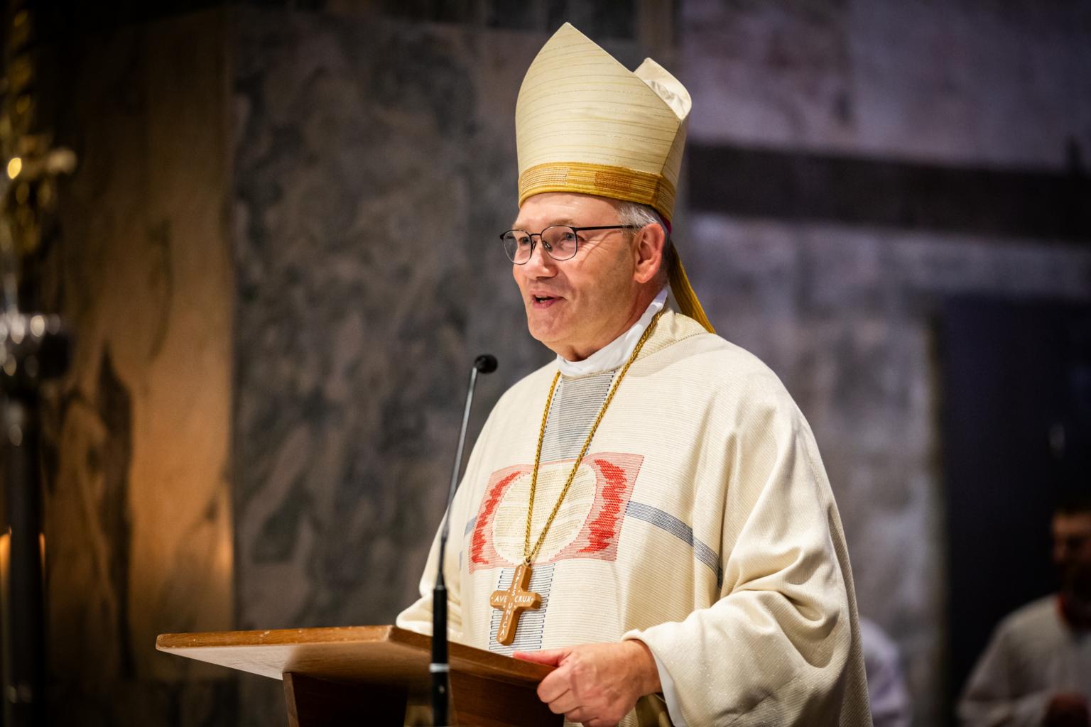 Bischof Dieser hebt in der Christmette die umwälzende Hoffnungskraft der Geburt Jesu hervor. (c) Bistum Aachen/Luz Müller