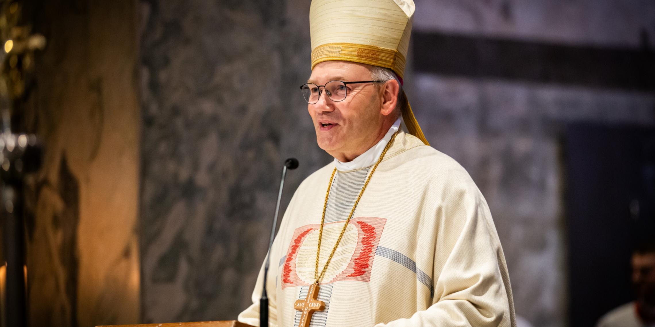 Bischof Dieser hebt in der Christmette die umwälzende Hoffnungskraft der Geburt Jesu hervor.
