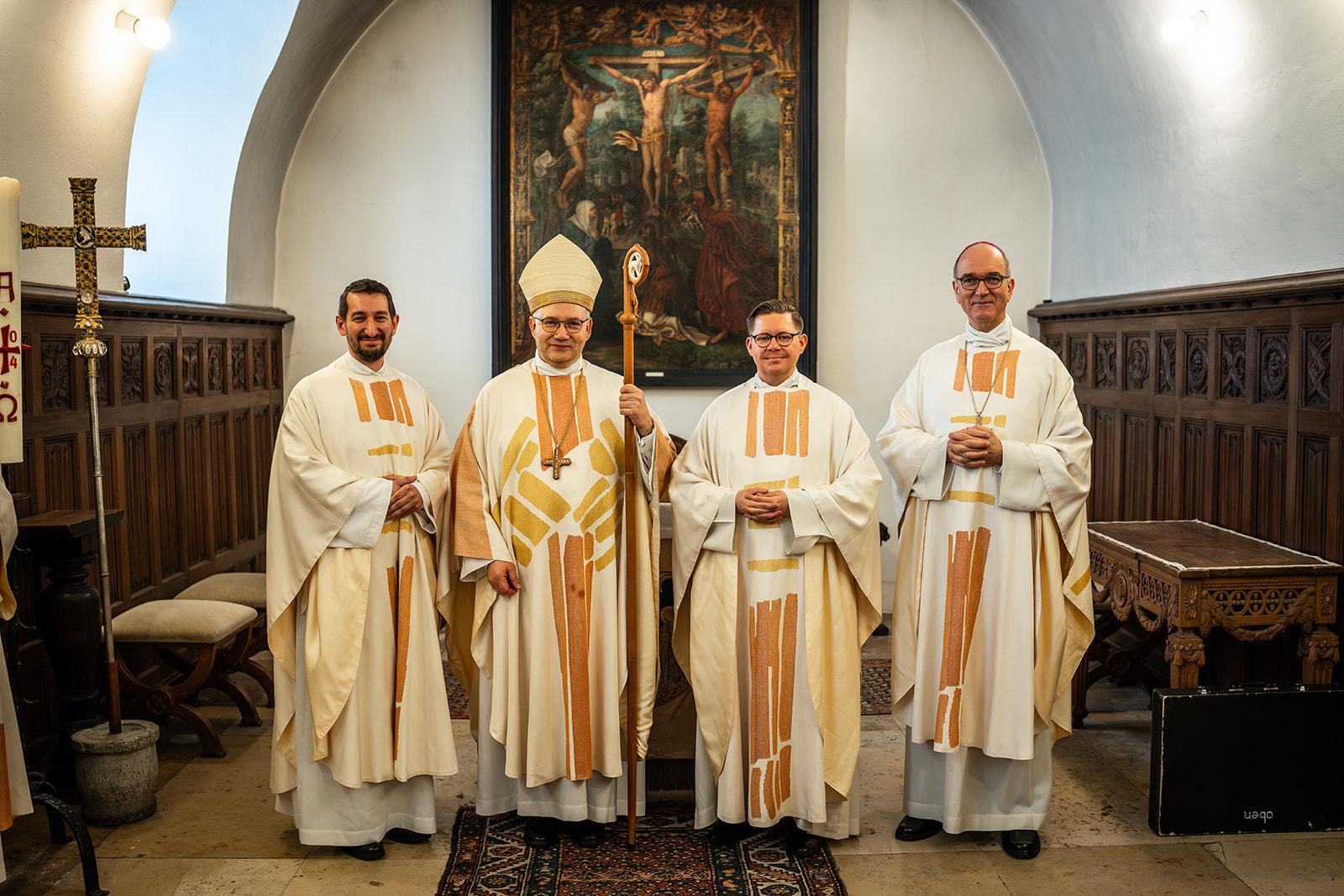 Domvikar Pfr. Matthias Fritz, Bischof Helmut Dieser, Kaplan Tim Wüllenweber und Weihbischof Karl Borsch (v.l.)