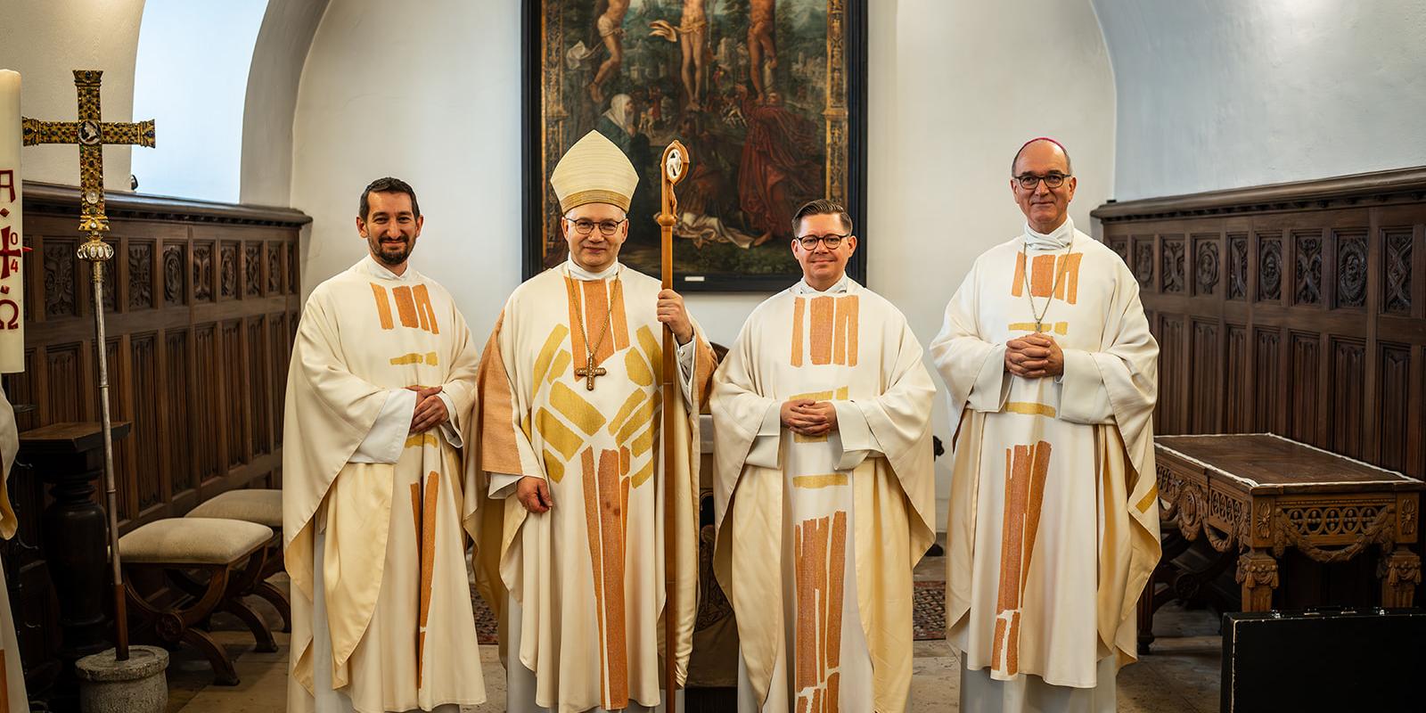 Domvikar Pfr. Matthias Fritz, Bischof Helmut Dieser, Kaplan Tim Wüllenweber und Weihbischof Karl Borsch (v.l.)