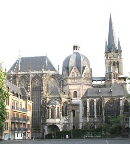 Der Aachener Dom, Nordseite. vom Rathaus aus