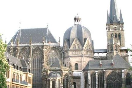 Der Aachener Dom, Nordseite. vom Rathaus aus