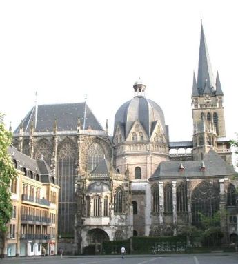 Der Aachener Dom, Nordseite. vom Rathaus aus