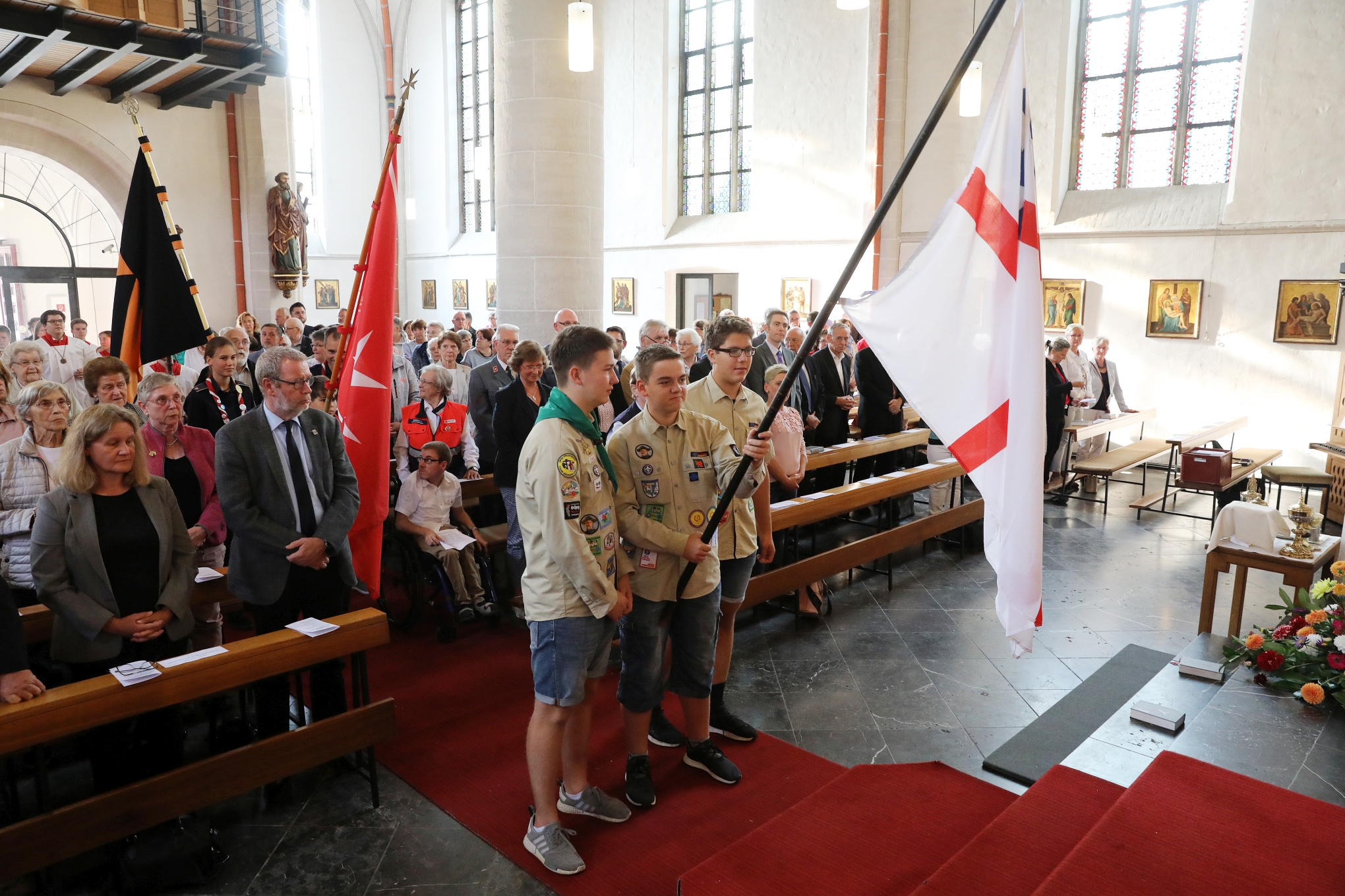 Bischof Dr. Helmut Dieser hat das neue Regionalteam für die Region Kempen/ Viersen offiziell ins Amt eingeführt. Es besteht aus Regionalvikar Pfarrer Johannes Quadflieg (Gemeinschaft der Gemeinden Grefrath), Pastoralreferent Harald Hüller (Gemeinschaft der Gemeinden Viersen Dülken) sowie der ehrenamtlichen Mitarbeiterin Gabi Terhorst (Vorsitzende Regionaler Katholikenrat Kempen/ Viersen).