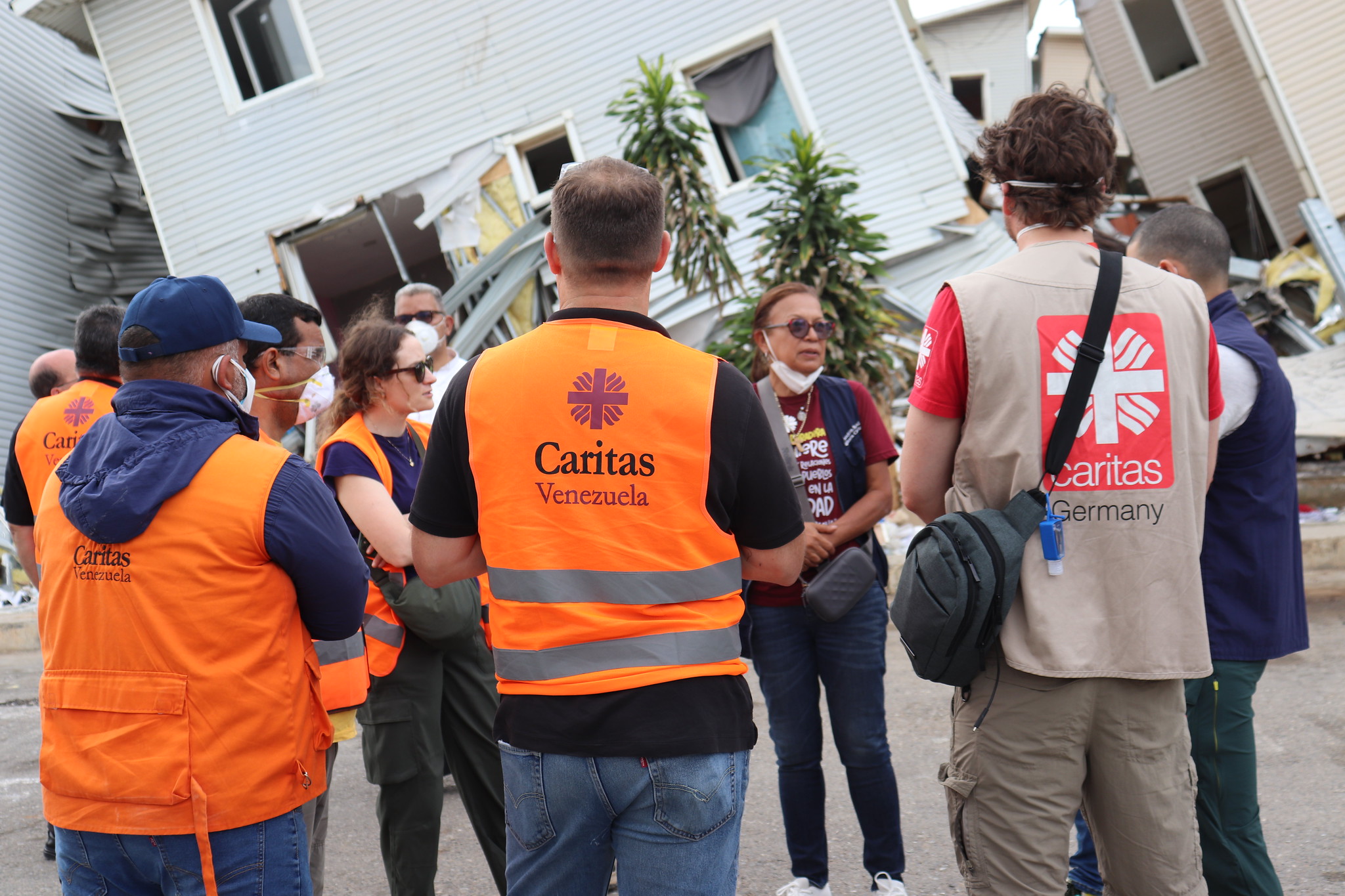 Caritas Venezuela und Caritas international arbeiten eng zusammen. Rechts im Bild ist Jonas Brenner. Er koordiniert die Hilfen von Caritas international in Venezuela.