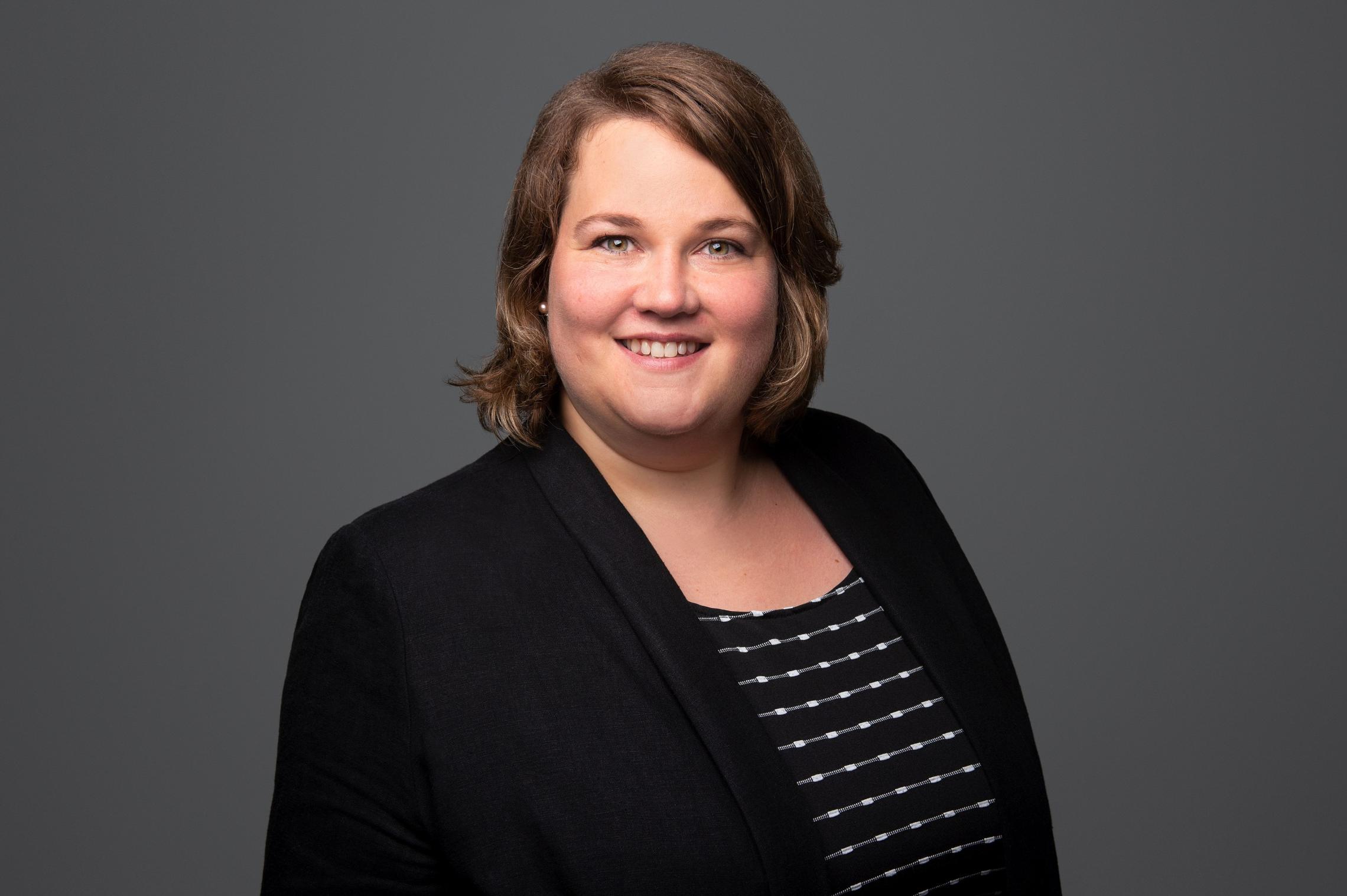 Frau, sympathisches Lächeln, schwarzer Blazer