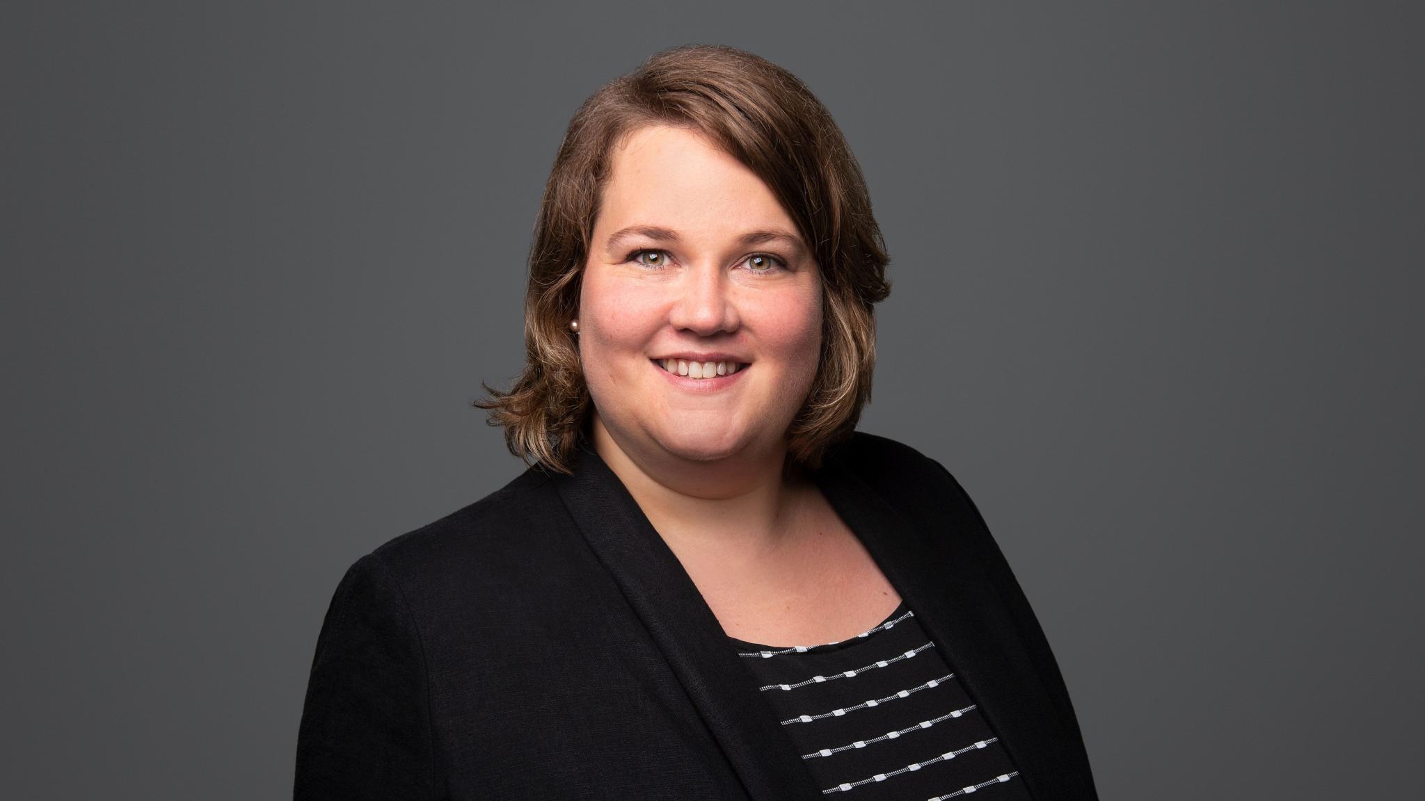 Frau, sympathisches Lächeln, schwarzer Blazer