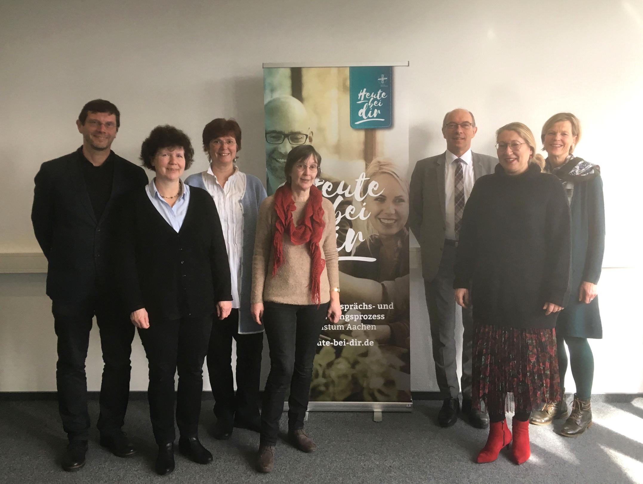 Mit viel Power für den 'Heute bei dir'-Prozess unterwegs (v.L.): Regionalvikar Pfarrer Frank Hendriks, Marie-Theres Rueben (GdG Aachen-Gregor von Burtscheid), Katrin Hohmann (Pastorale Mitarbeiterin im Regionalteam Aachen-Stadt), Laila Vannahme (GdG Aachen-Ost-Eilendorf), Markus Schröder, Sabine Meyer-Wagner (beide aus der GdG Aachen-Franziska von Aachen) und Marielies Schwering (Pastoralreferentin im Büro der Regionen). Auf dem Foto fehlt Walter Nett (Ehrenamtlicher Mitarbeiter im Regionalteam Aachen-Stadt).