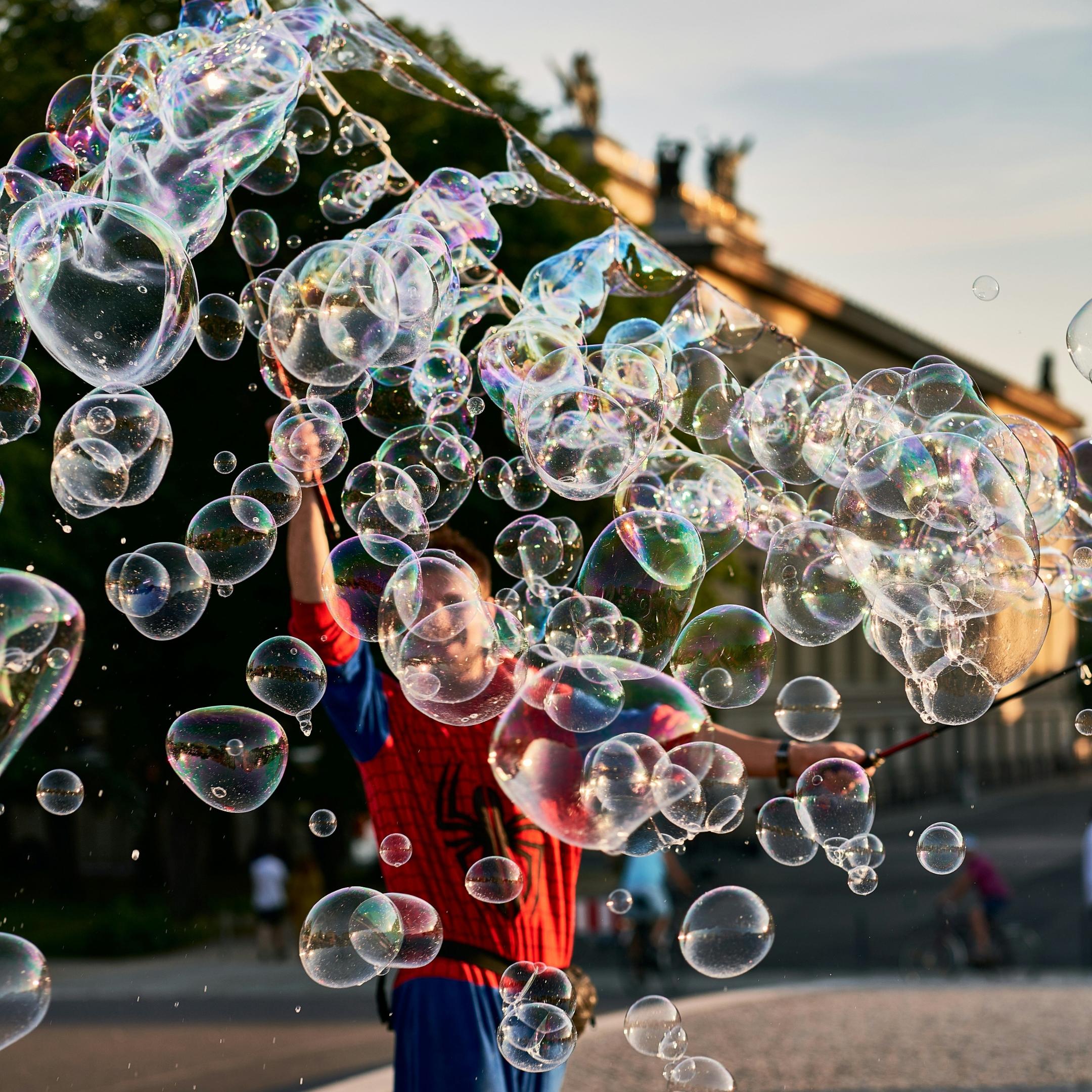 Seifenblasen, Mensch in roter Jacke