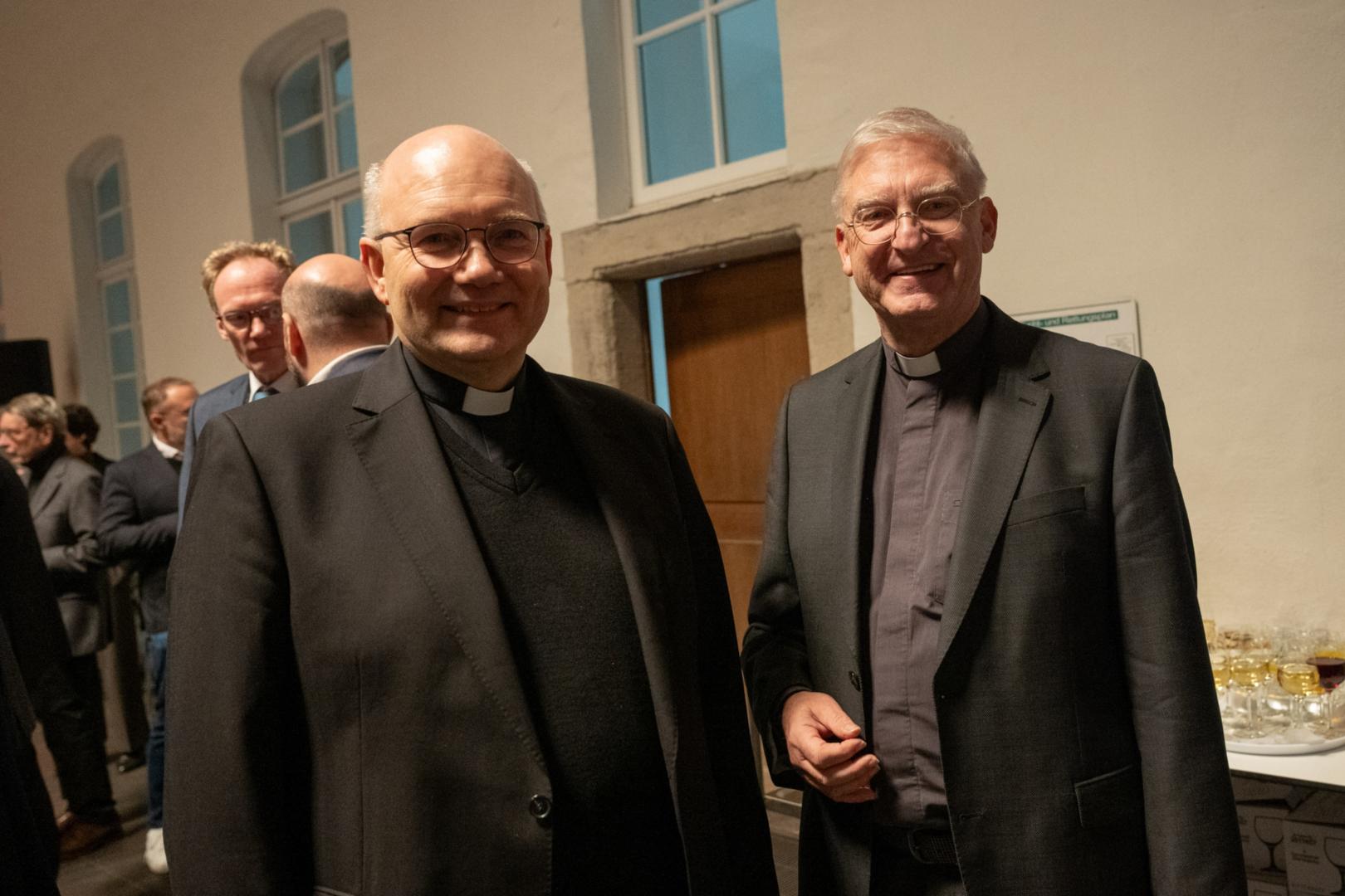 Bischof Dr. Helmut Dieser (links) sprach sich beim Neujahrsempfang in Düsseldorf für Menschenwürde und Demokratie aus. Rechts der Düsseldorfer Stadtdechant Frank Heidkamp. (c) Foto_Nicole_Cronauge