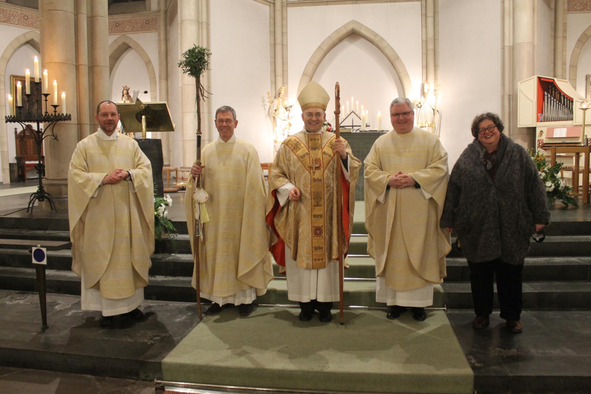 Generalvikar Dr. Andreas Frick, Pfarrer Johannes Quadflieg, Bischof Dr. Helmut Dieser, Regionalvikar Jan Nienkerke, Gabi Terhorst