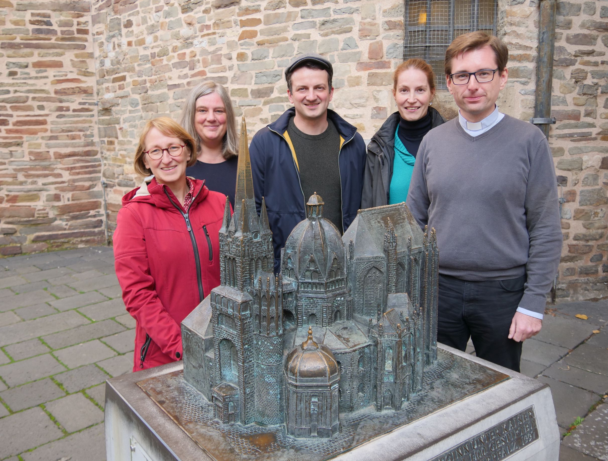 Angela Müller, Susanne Moll, Dr. Christian Schröder, Anja Minder und Michael Marx (v.l.) trafen sich jetzt am Aachener Dom - die Geistliche Begleitung wird aber natürlich in allen Regionen des Bistums unterwegs sein.