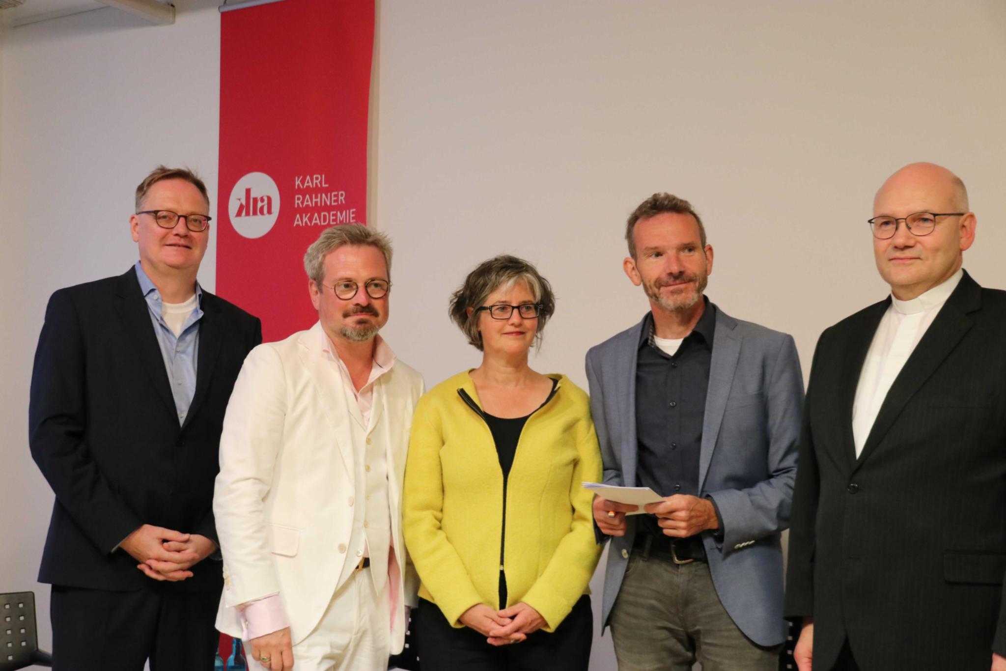Gäste beim Podiumsgespräch zu „Fünf Jahre MHG-Studie“ zum Missbrauch in der katholischen Kirche: Kai Christian Moritz aus dem Sprechergremium des Betroffenenbeirats bei der Deutschen Bischofskonferenz, Birgit Mock, Vizepräsidentin des Zentralkomitees der deutschen Katholiken, Moderator Joachim Frank, Aachens Bischof Dr. Helmut Dieser, Missbrauchsbeauftragter der Deutschen Bischofskonferenz, und der Jurist Prof. Dr. Stephan Rixen (von links)
