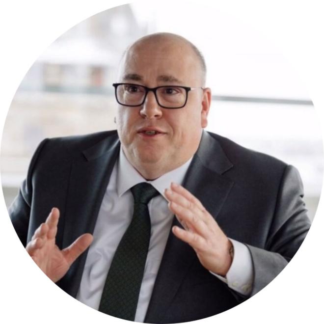 Mann mit Glatze und schwarzer Bille, gestikulierend, konzentrierter Blick (c) Bistum Aachen/Martin Braun Mann mit Glatze und schwarzer Bille, gestikulierend, konzentrierter Blick