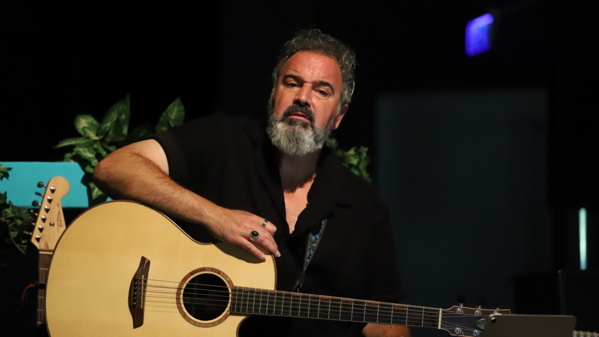 Sasan Azodi , Preisträger, spielt auf Gitarre