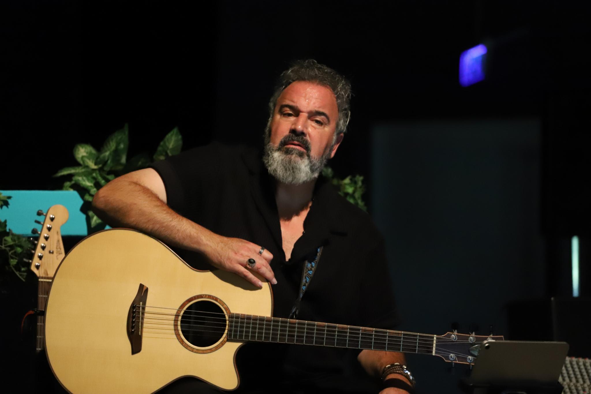 Sasan Azodi , Preisträger, spielt auf Gitarre