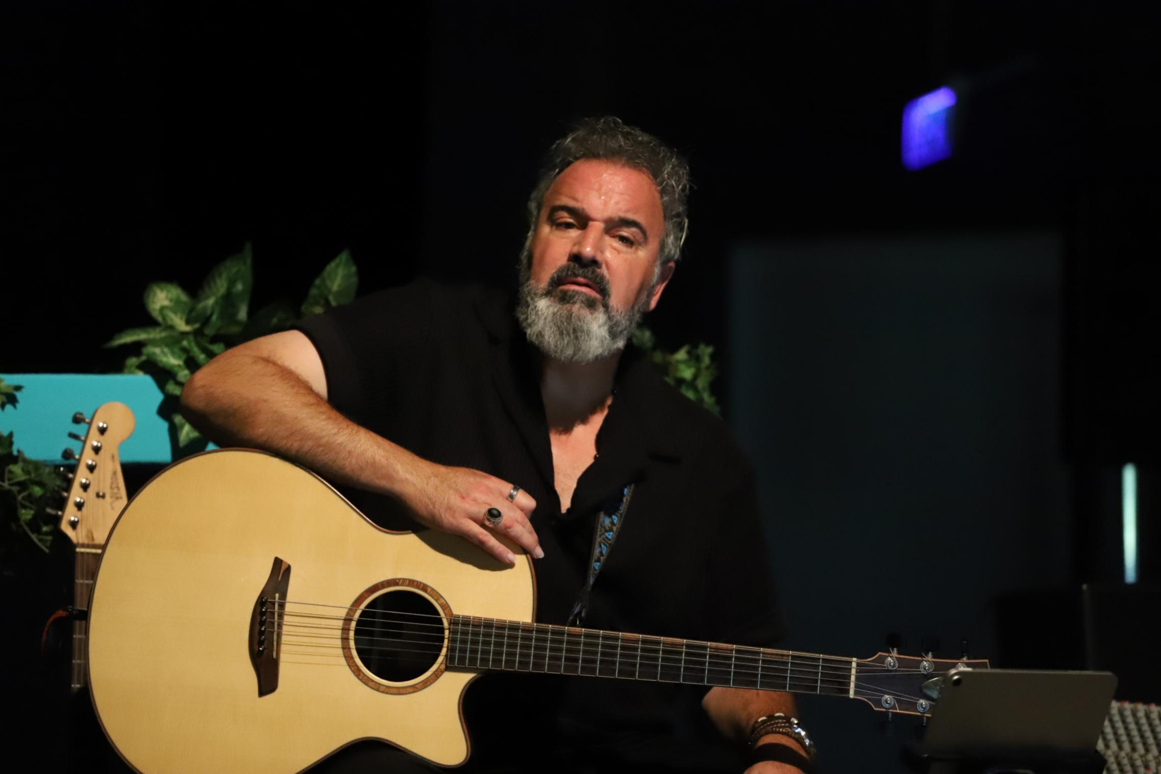 Sasan Azodi , Preisträger, spielt auf Gitarre