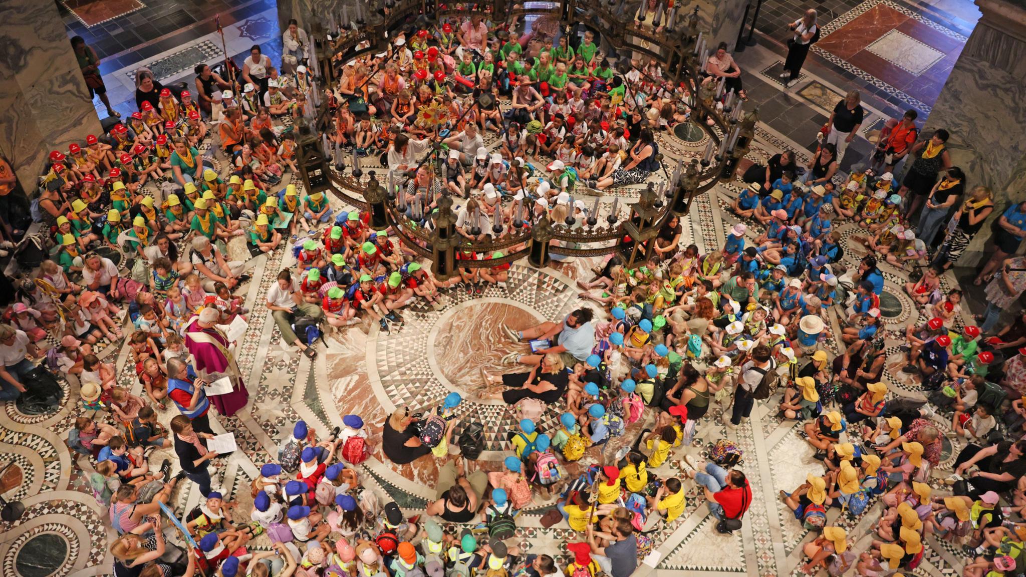 Kinderpilgern im Aachener Dom