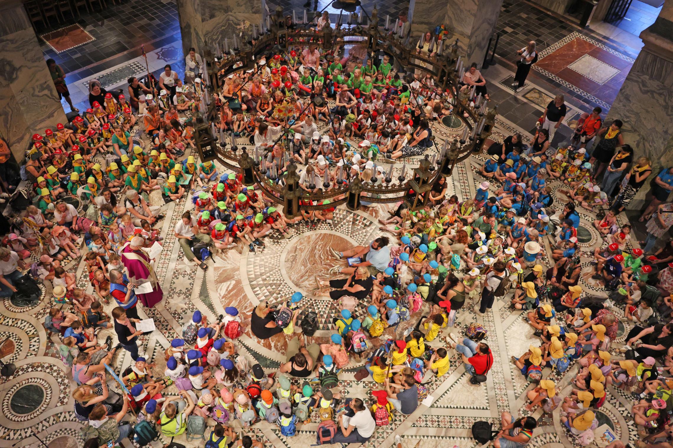 Kinderpilgern im Aachener Dom
