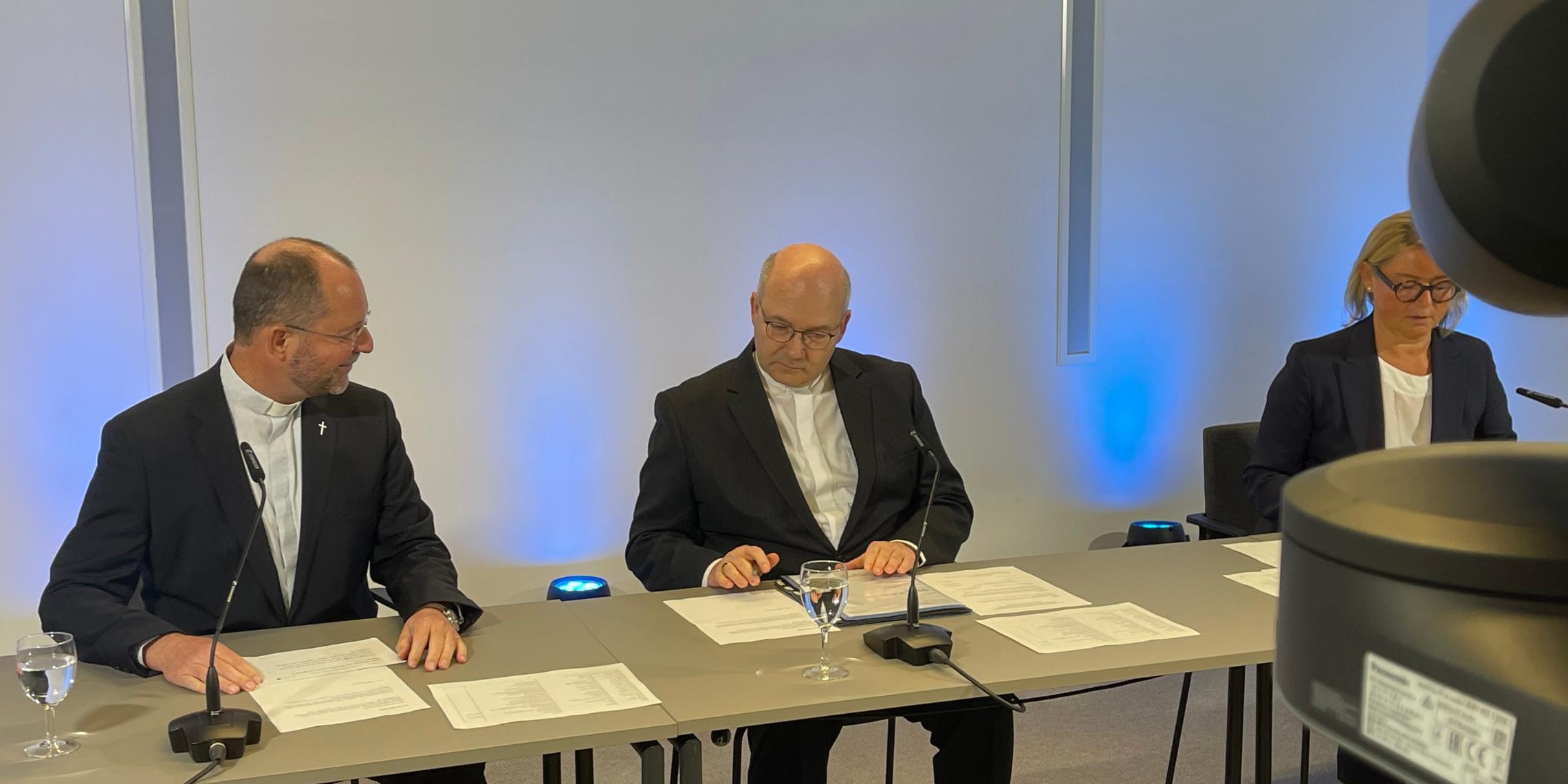 Generalvikar Dr. Andreas Frick, Bischof Dr. Helmut Dieser, Marliese Kalthoff, Leiterin der Abteilung Kommunikation