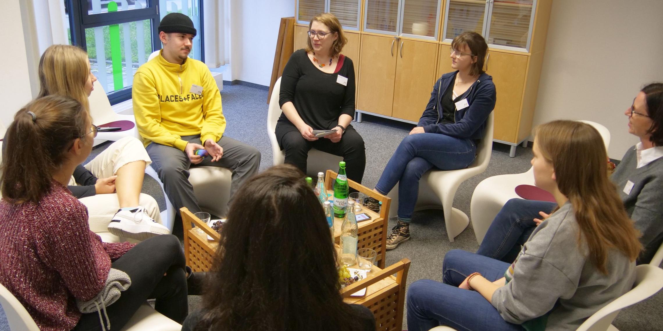 Bei kleineren und größeren Diskussionsrunden sprachen junge Menschen über die Zukunft der katholischen Kirche im Bistum Aachen.